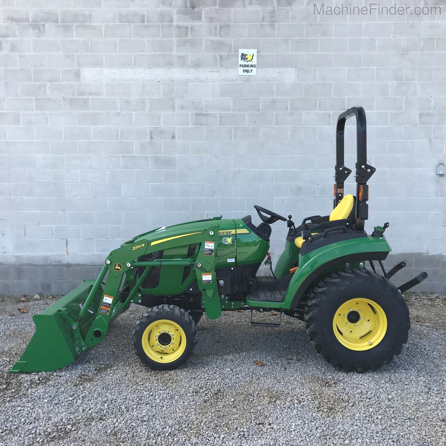 2020 John Deere 2032R Image 1