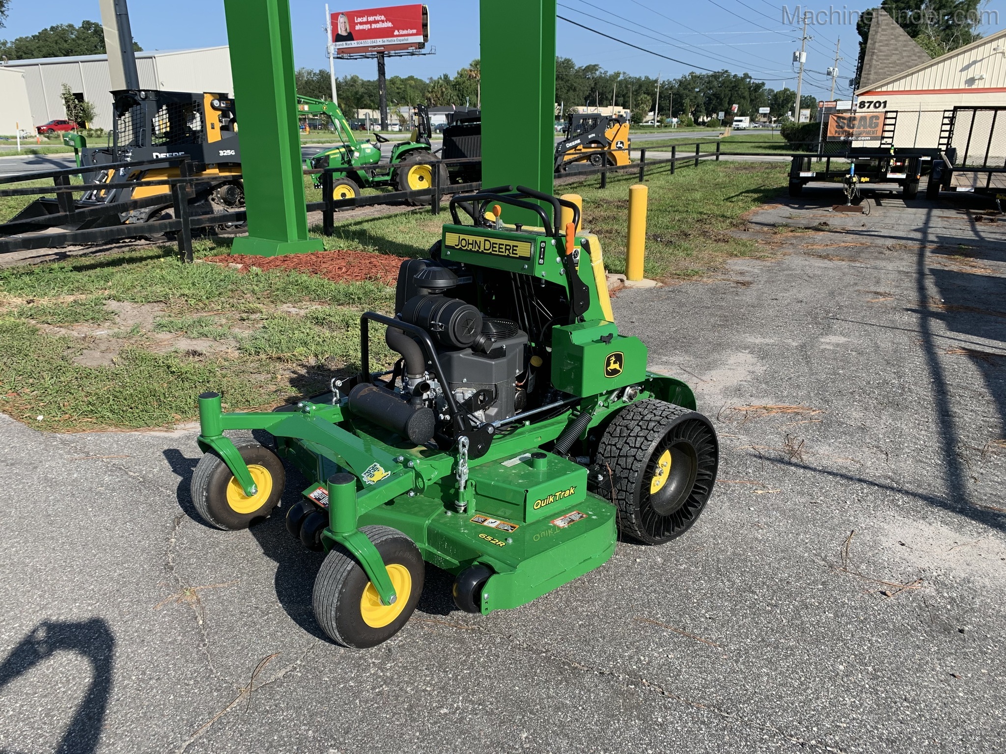 2020 John Deere 652R Image 2