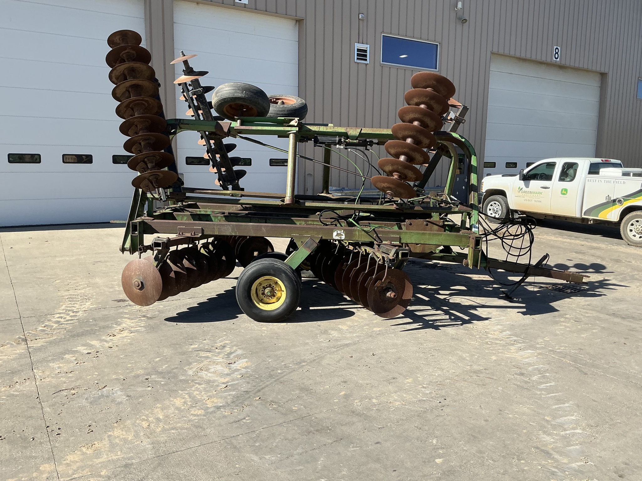 John Deere 235 Image 6