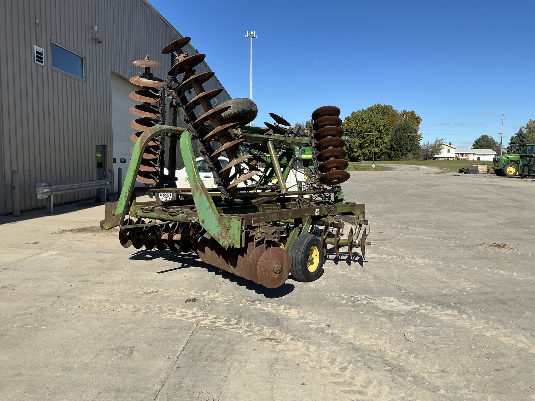 John Deere 235 Image 7