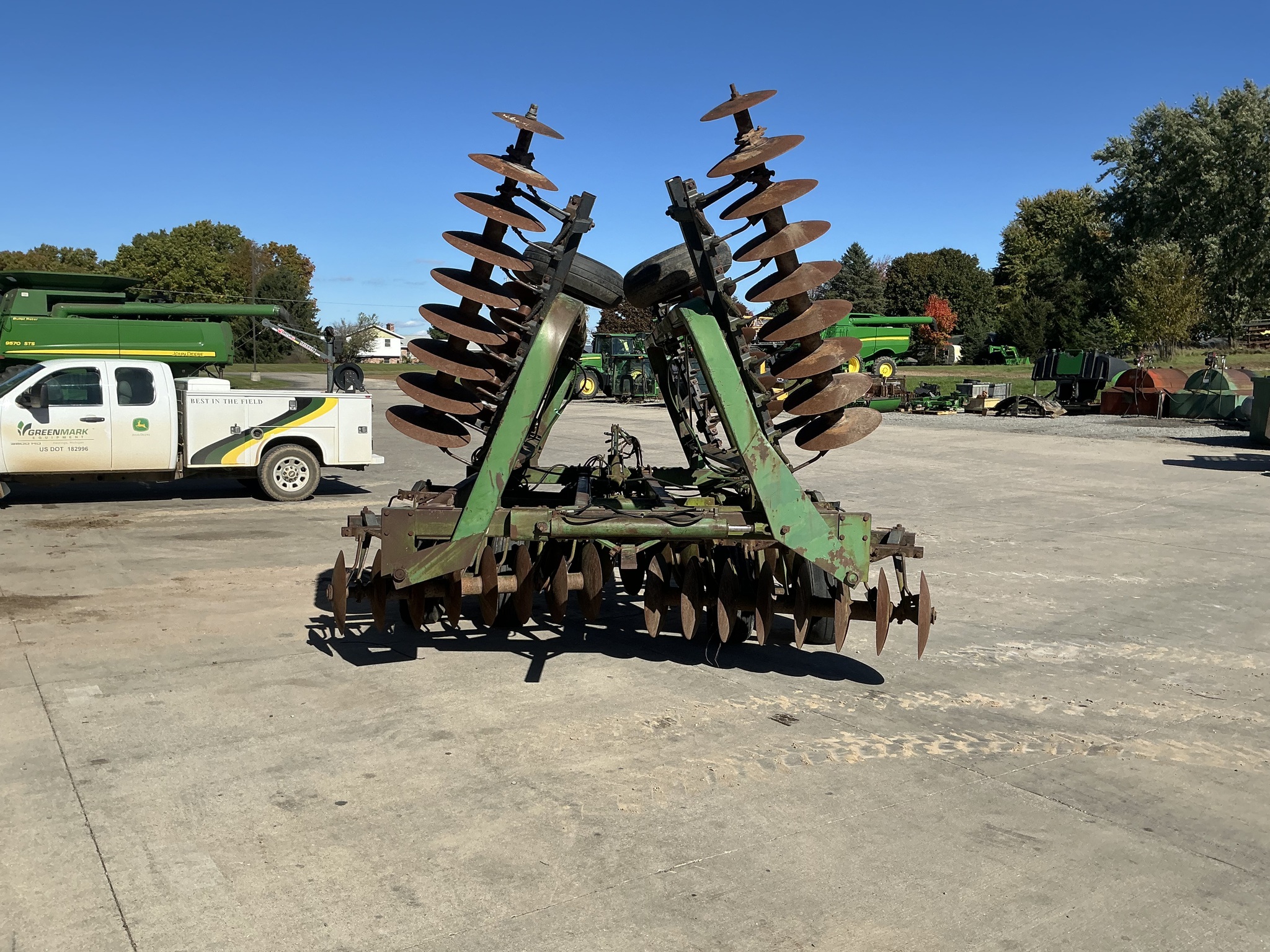 John Deere 235 Image 2