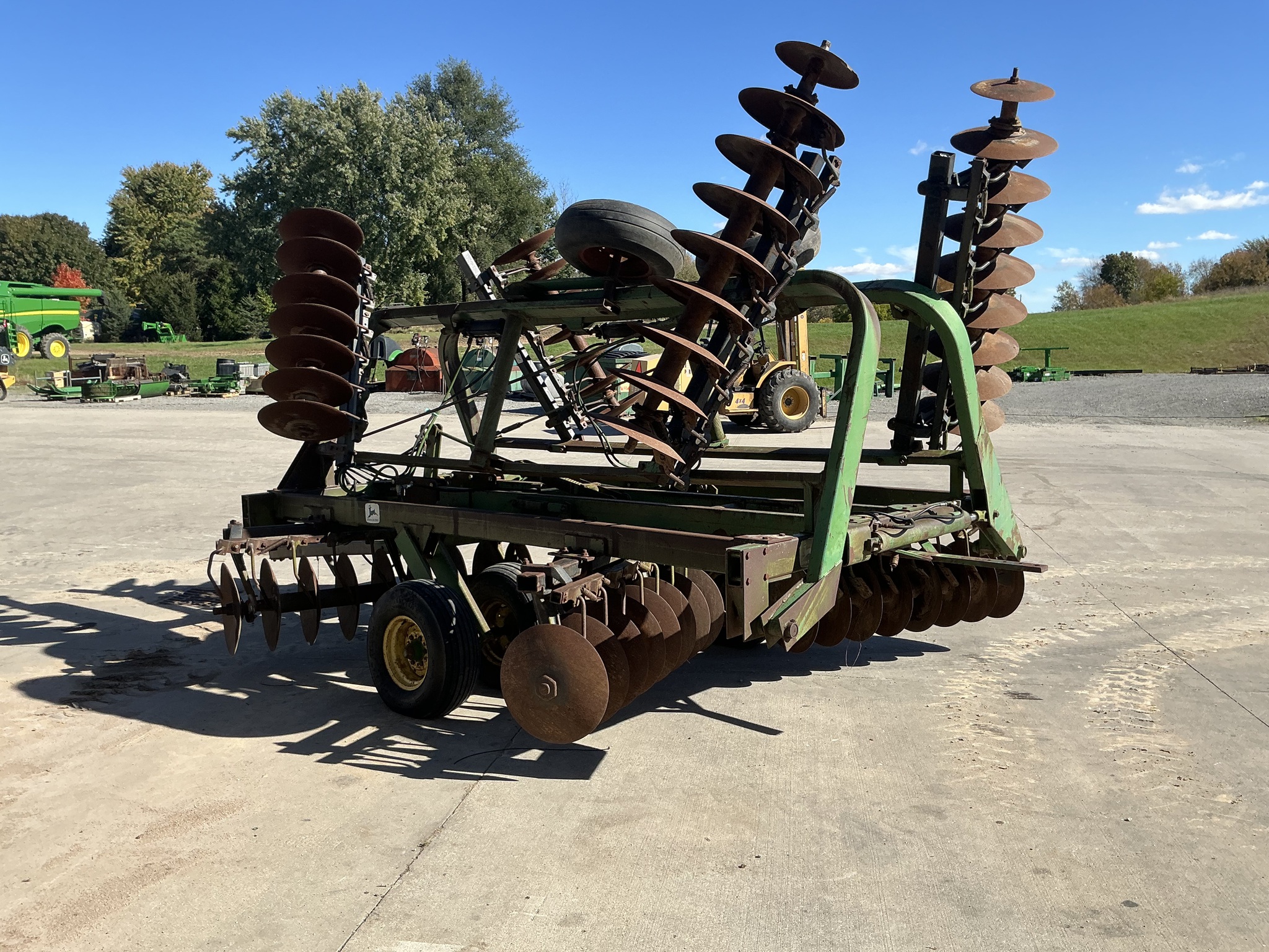 John Deere 235 Image 3