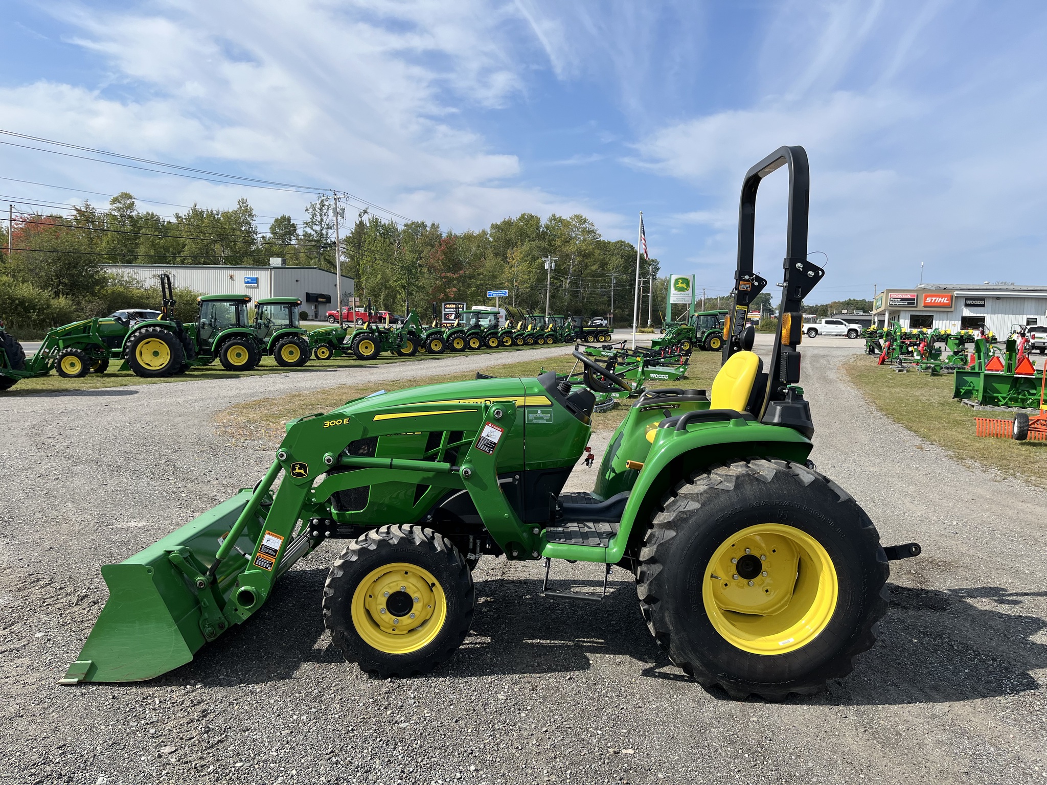 2022 John Deere 3032E Image 2