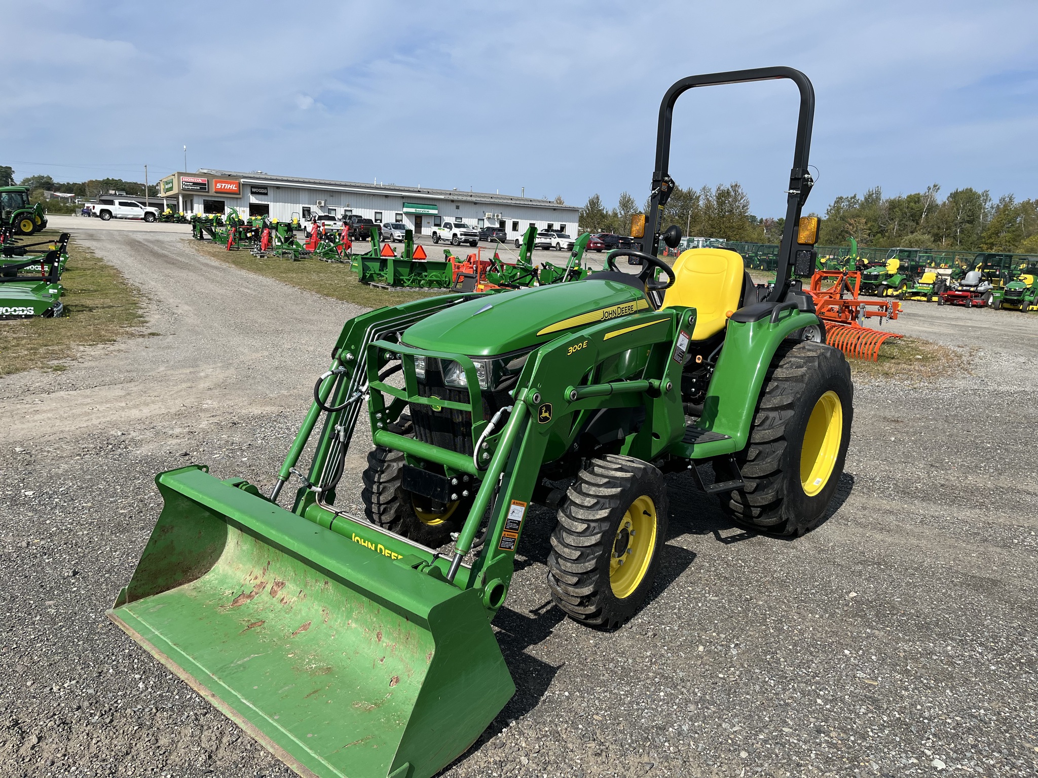 2022 John Deere 3032E Image 3