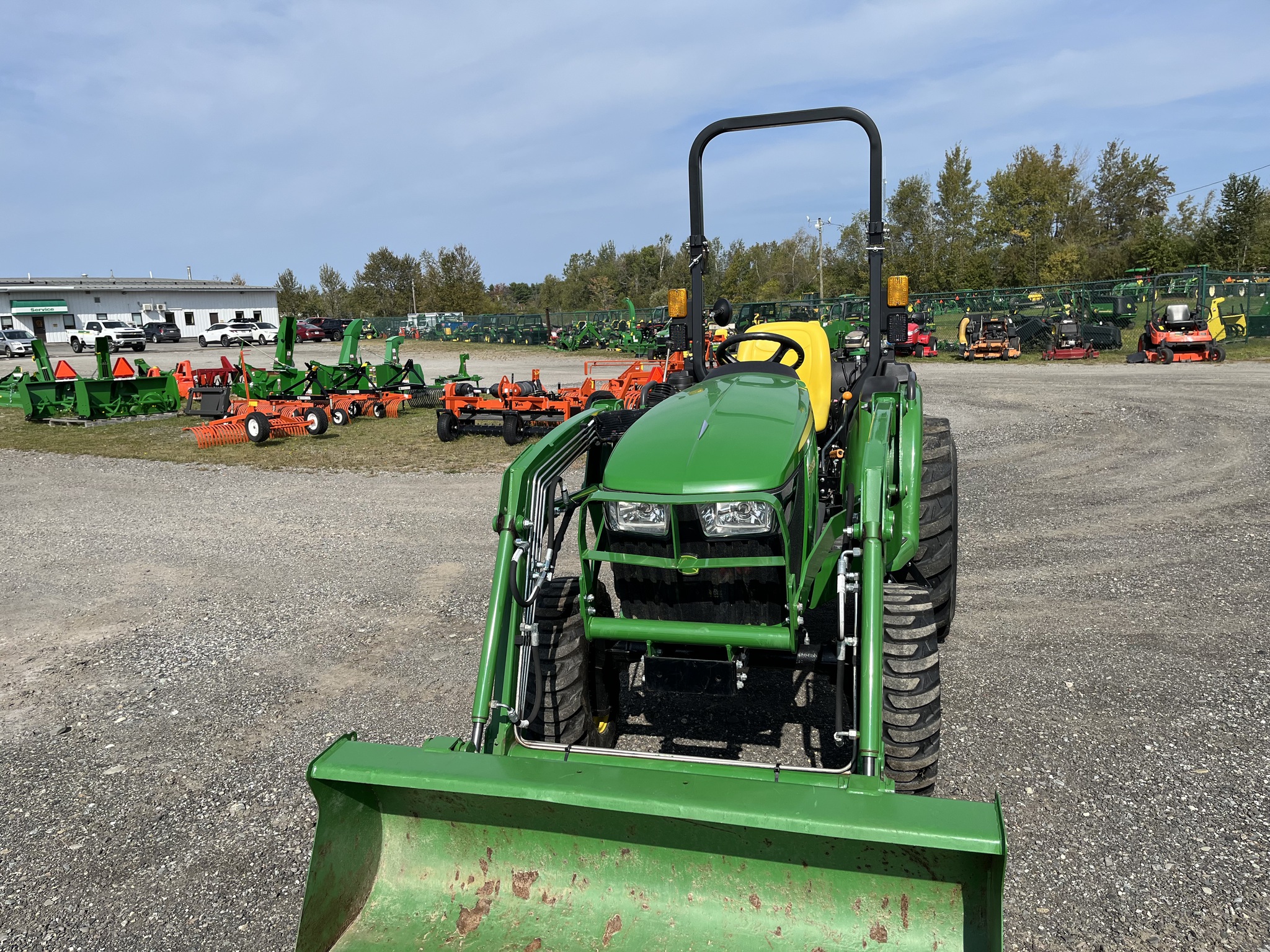 2022 John Deere 3032E Image 4