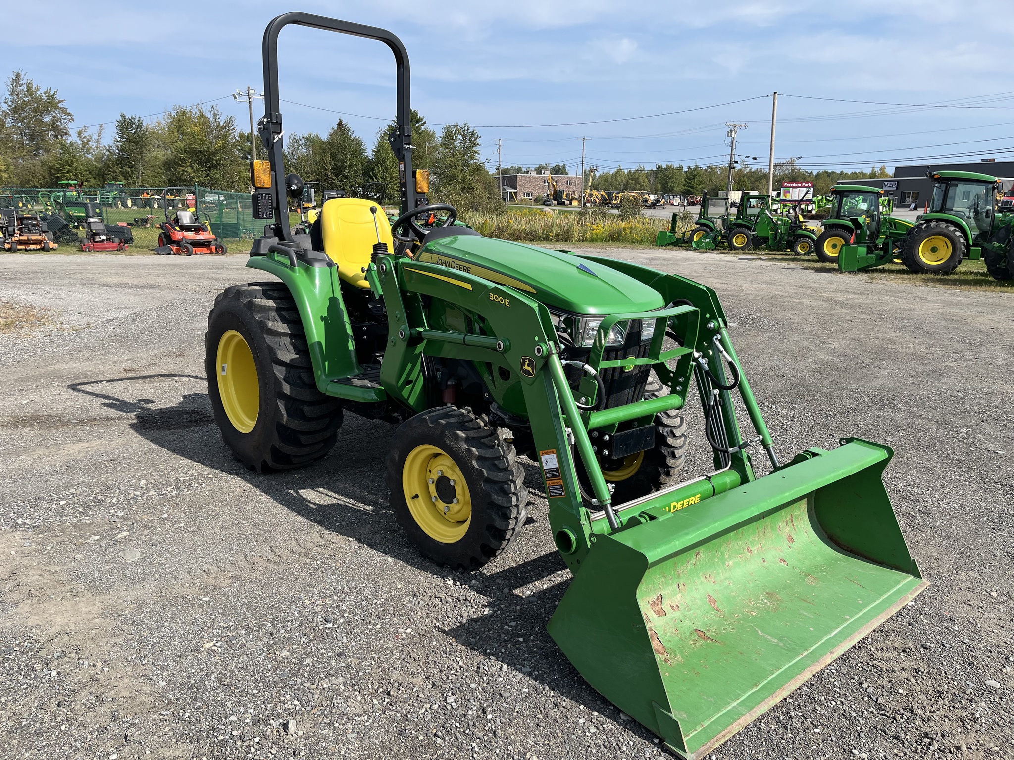 2022 John Deere 3032E Image 5