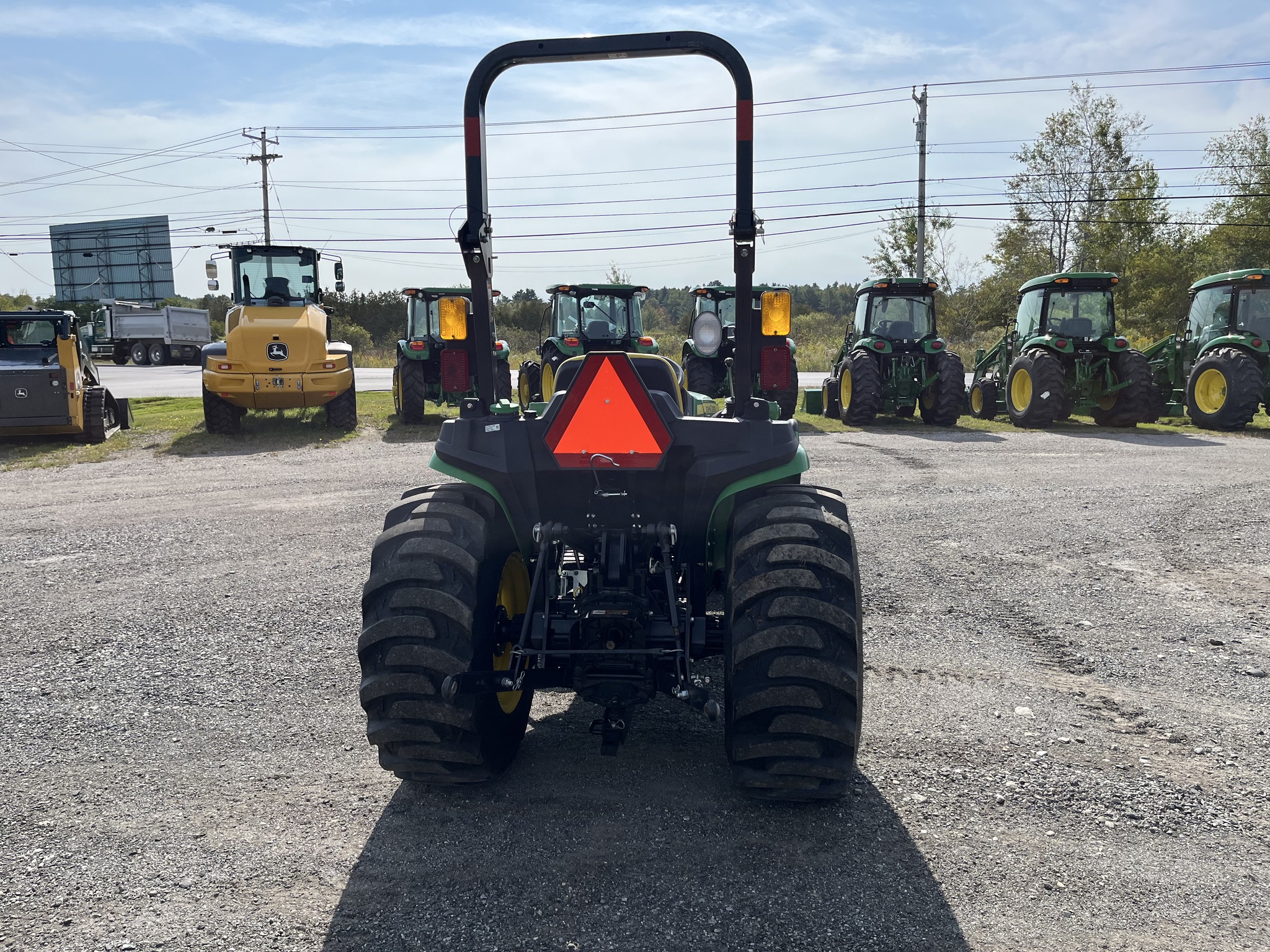 2022 John Deere 3032E Image 8