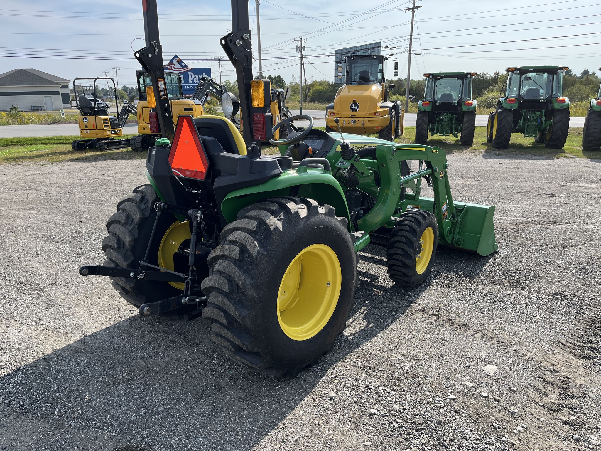 2022 John Deere 3032E Image 7