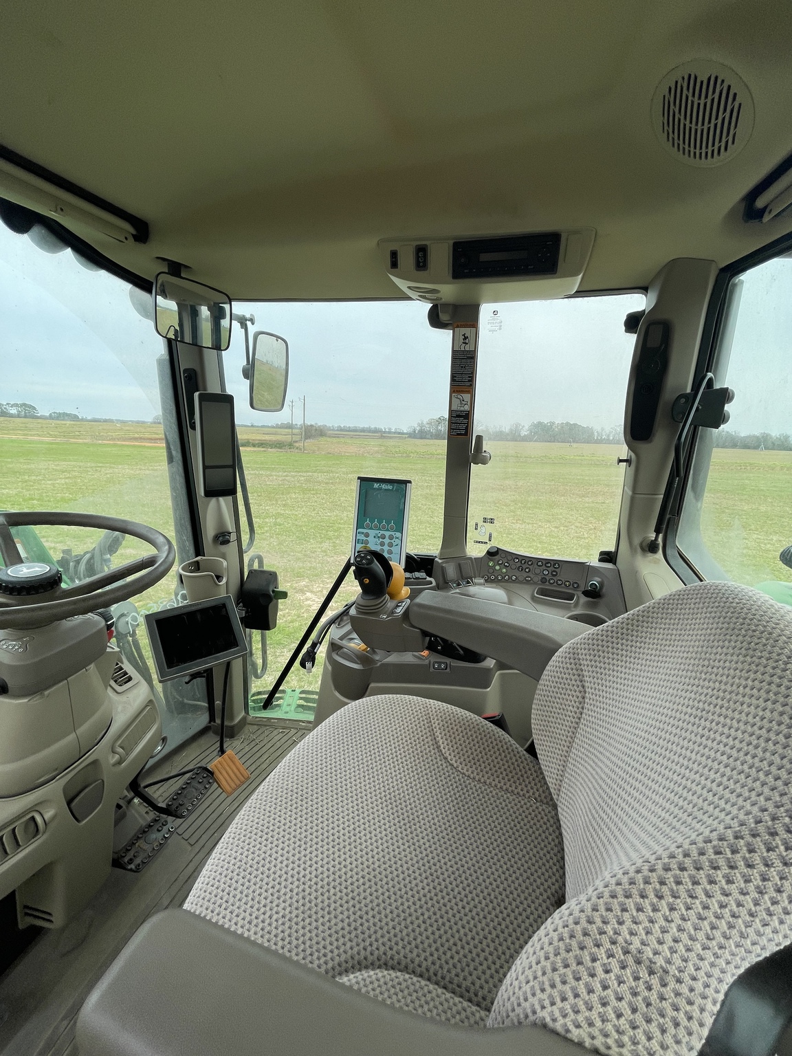 2020 John Deere 6145M Image 6