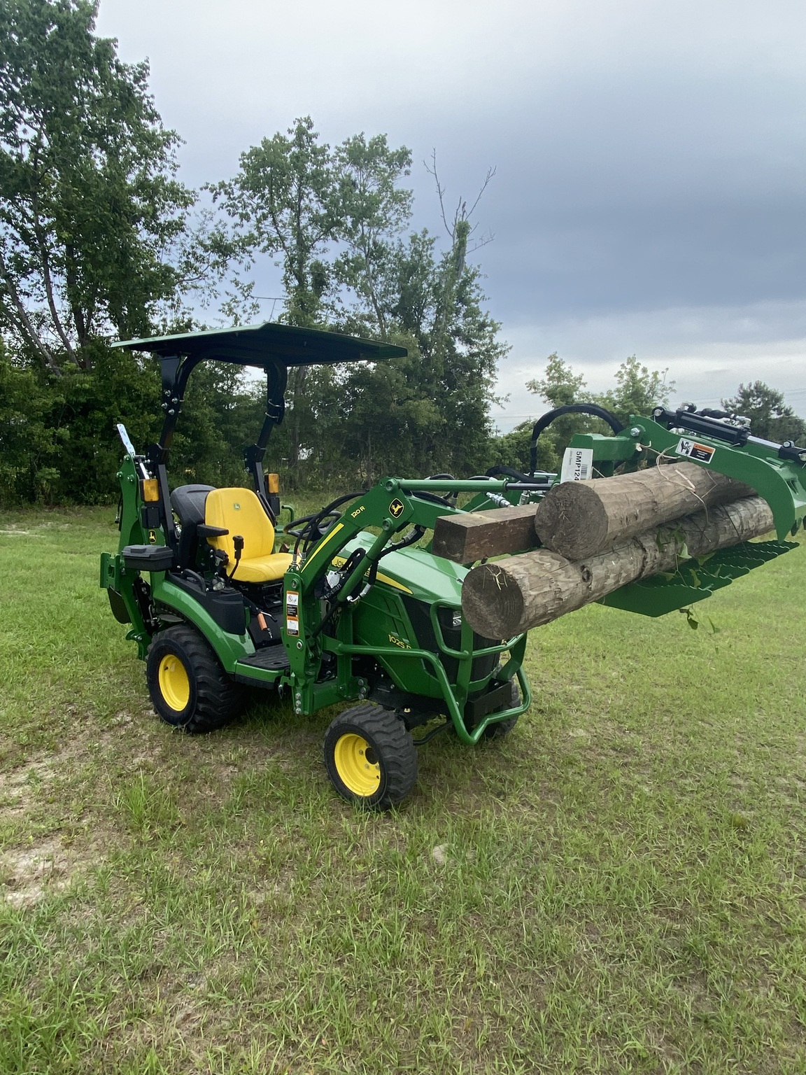 2023 John Deere 1025R Image 3