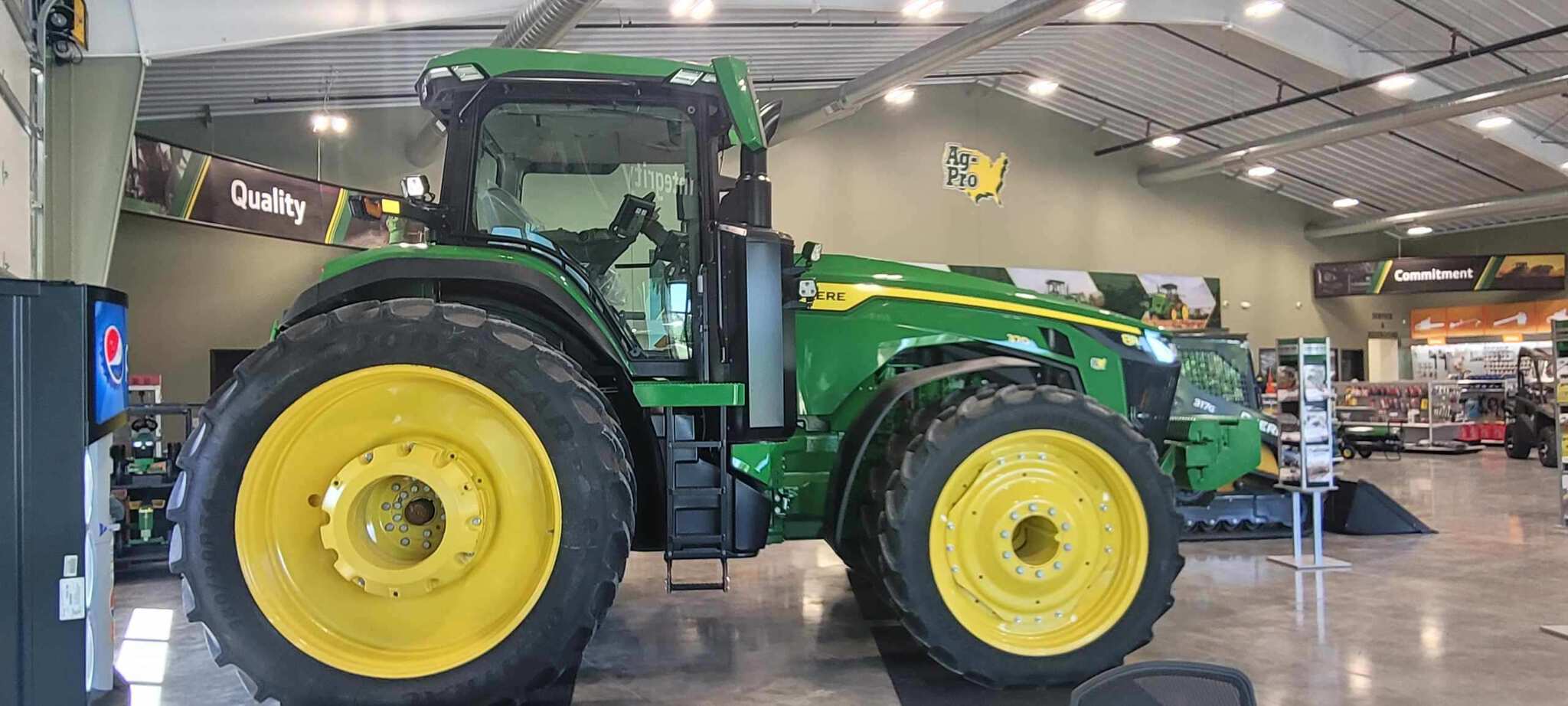 2024 John Deere 8R 370 Image 2