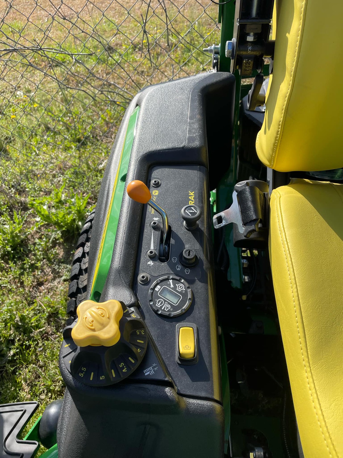 2025 John Deere Z930M Image 2