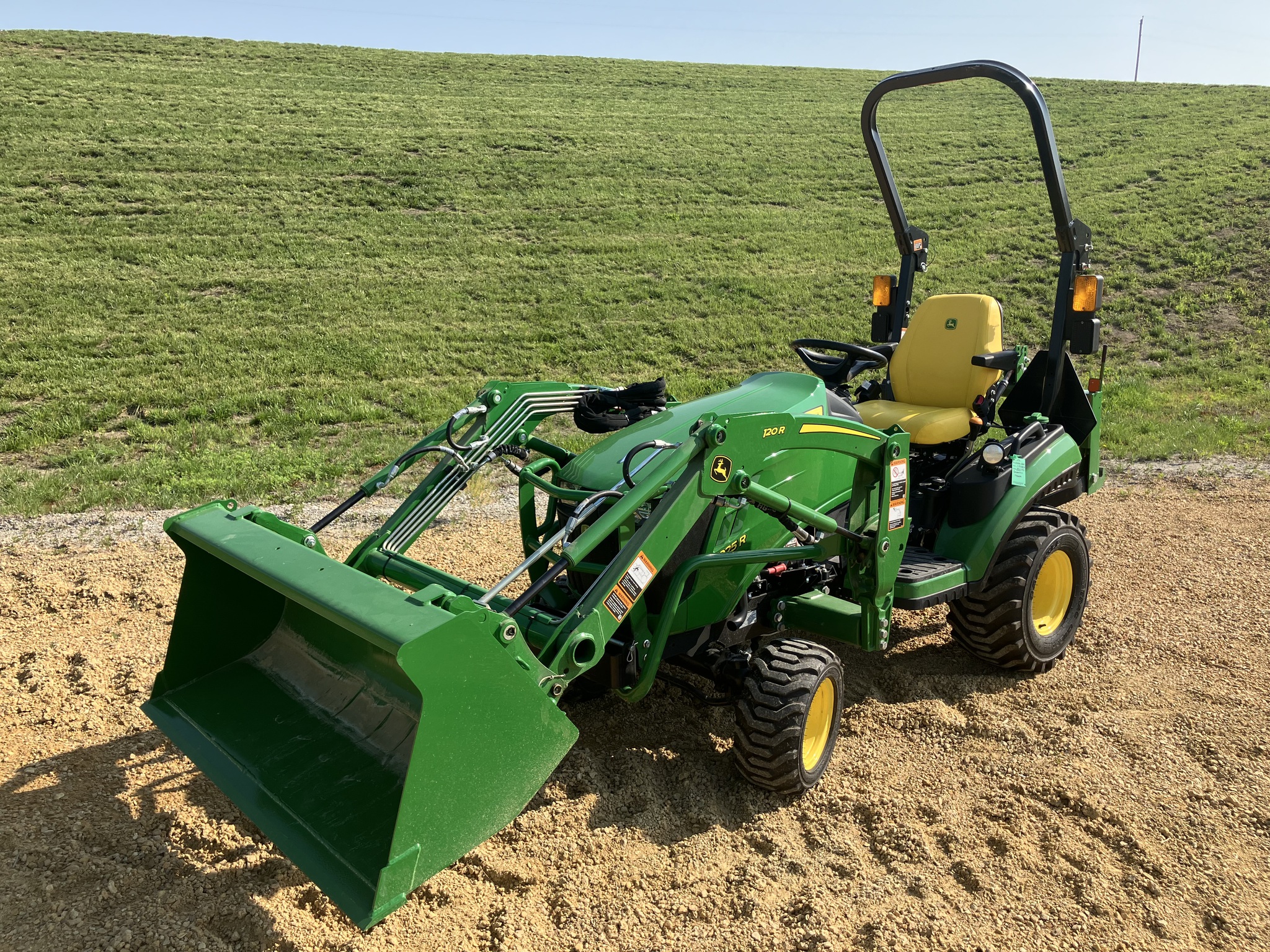 2023 John Deere 1025R Image 1