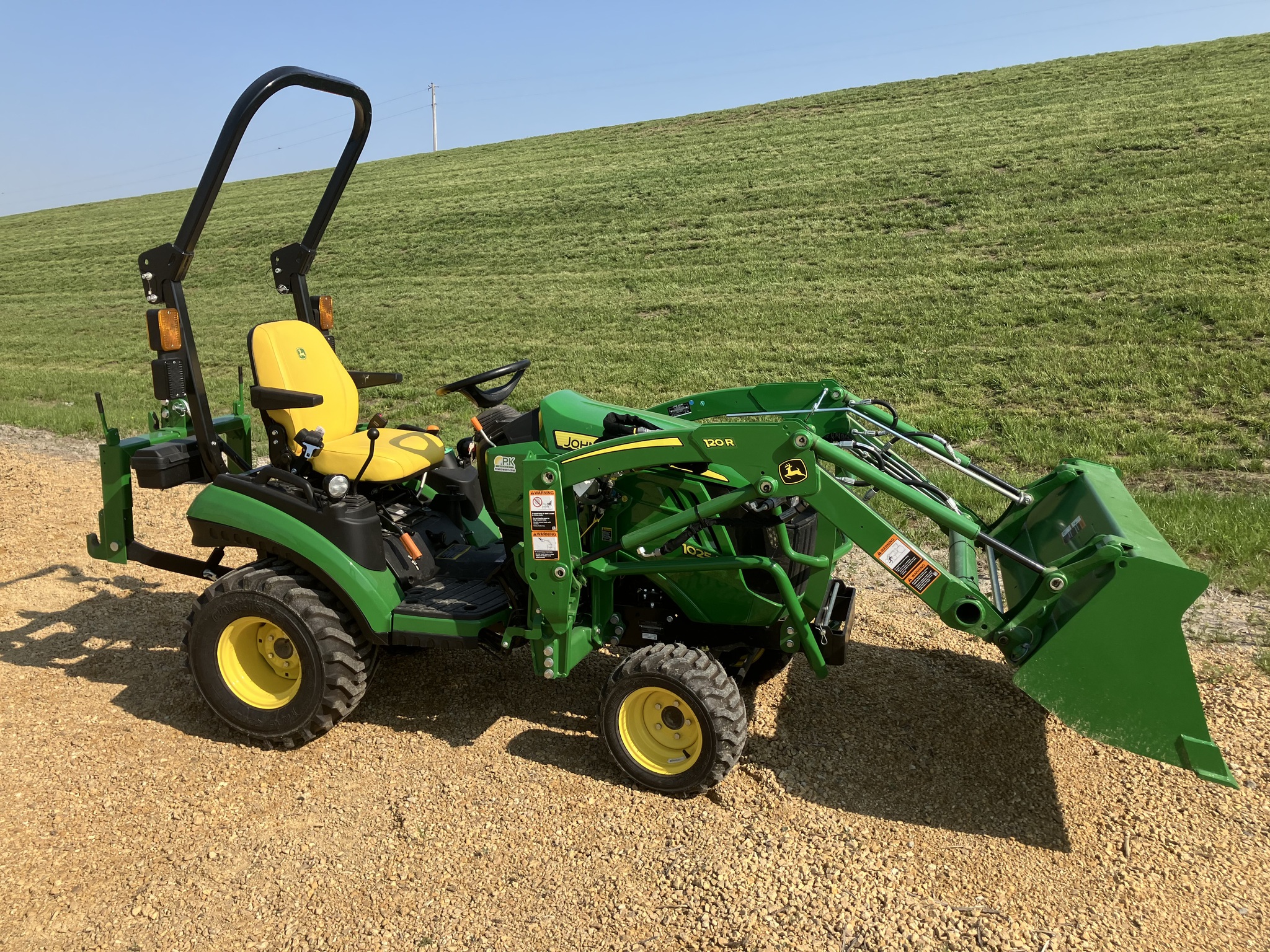 2023 John Deere 1025R Image 4