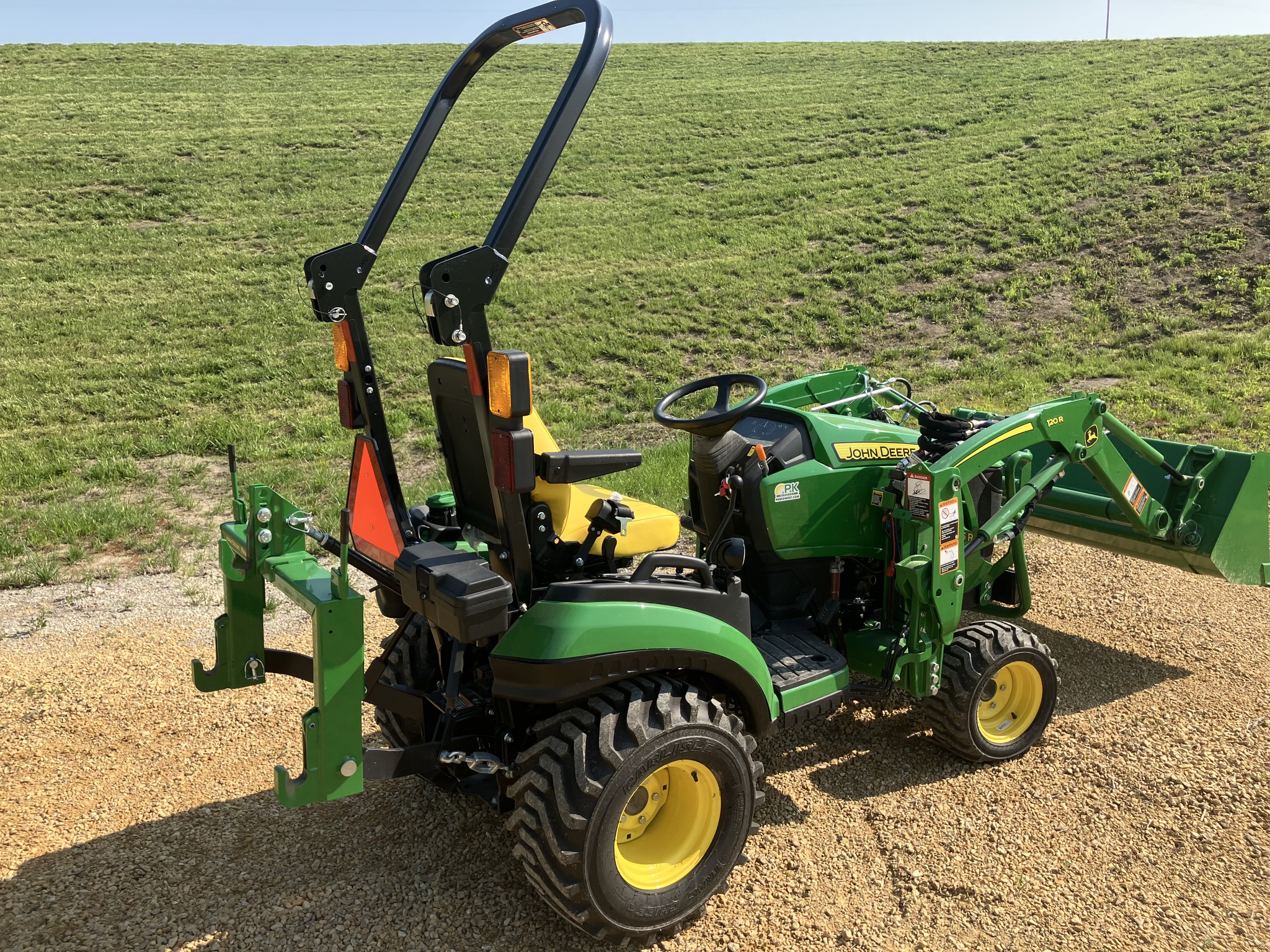 2023 John Deere 1025R Image 5