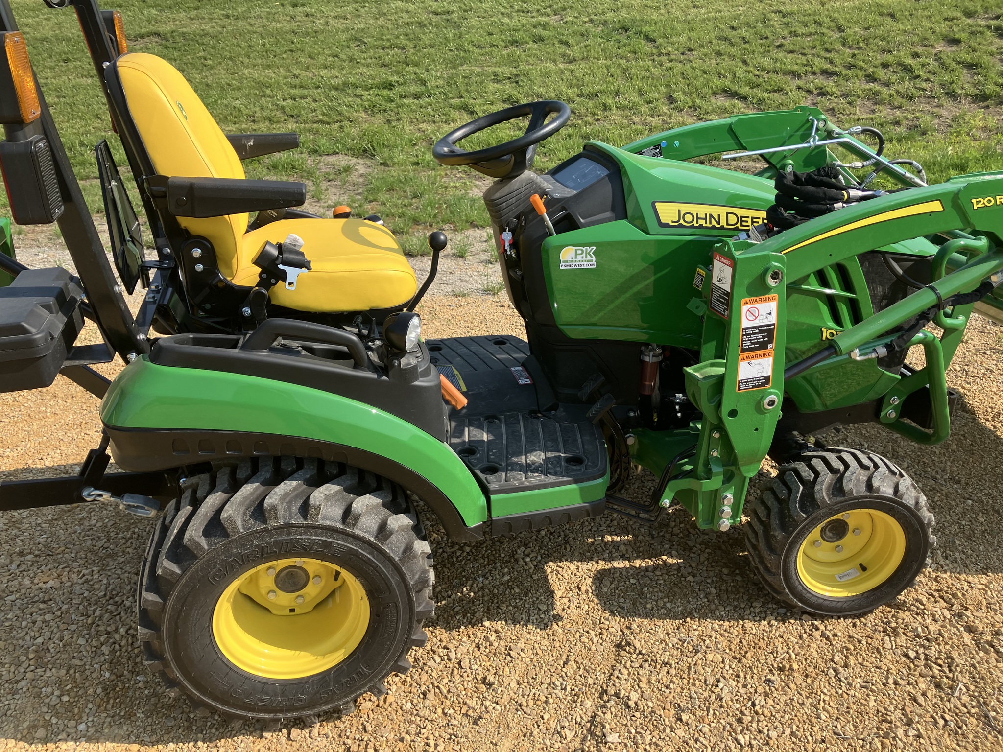 2023 John Deere 1025R Image 6