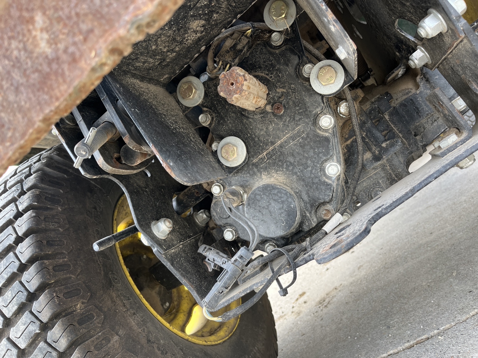2017 John Deere X730 Image 10