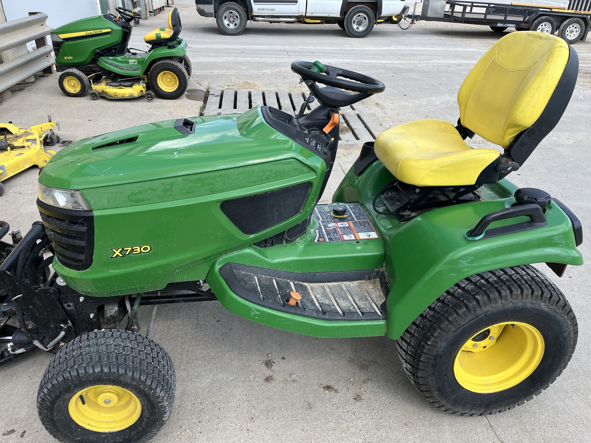 2017 John Deere X730 Image 7