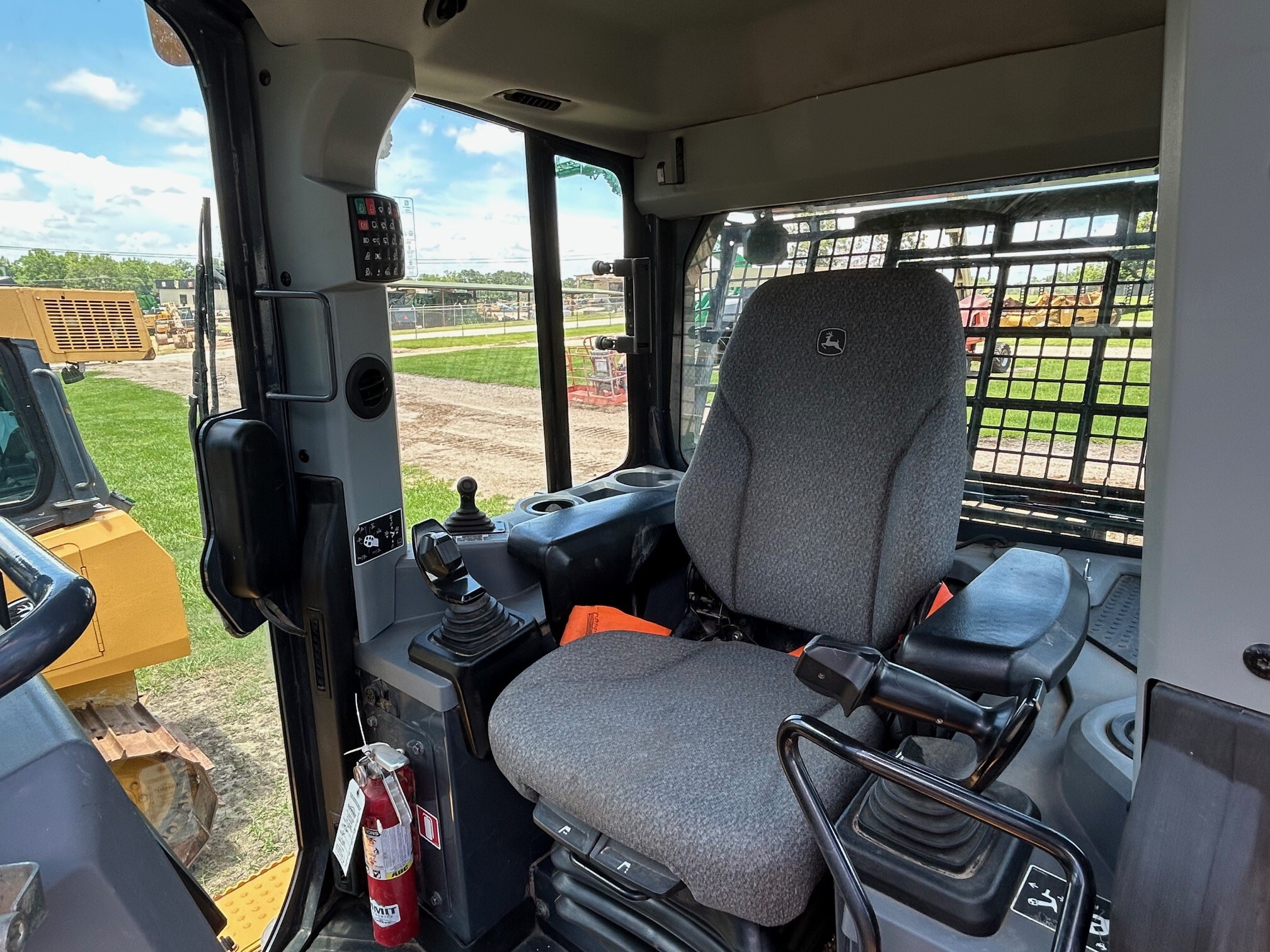 2022 John Deere 750L Image 6