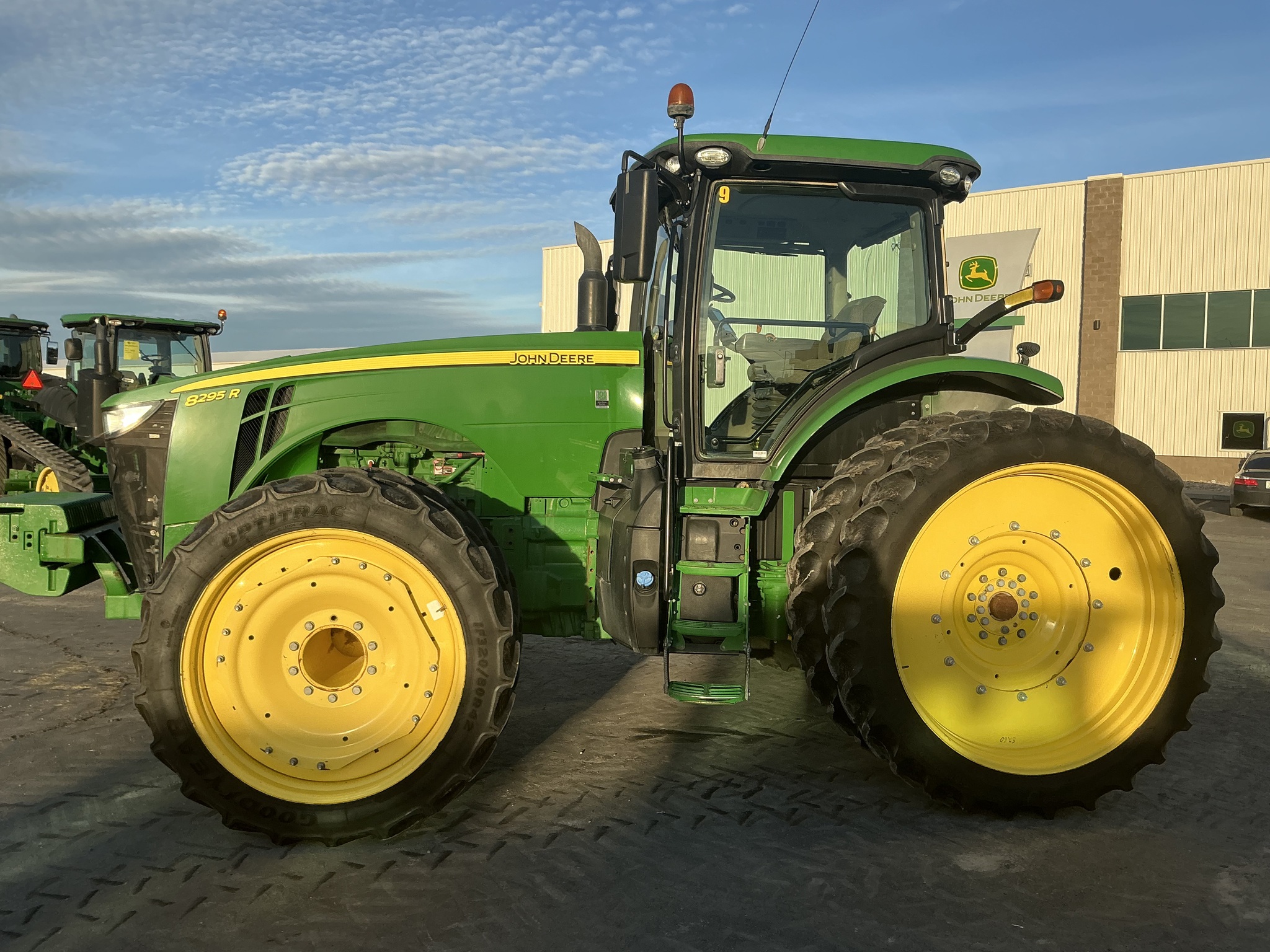 2018 John Deere 8295R Image 2