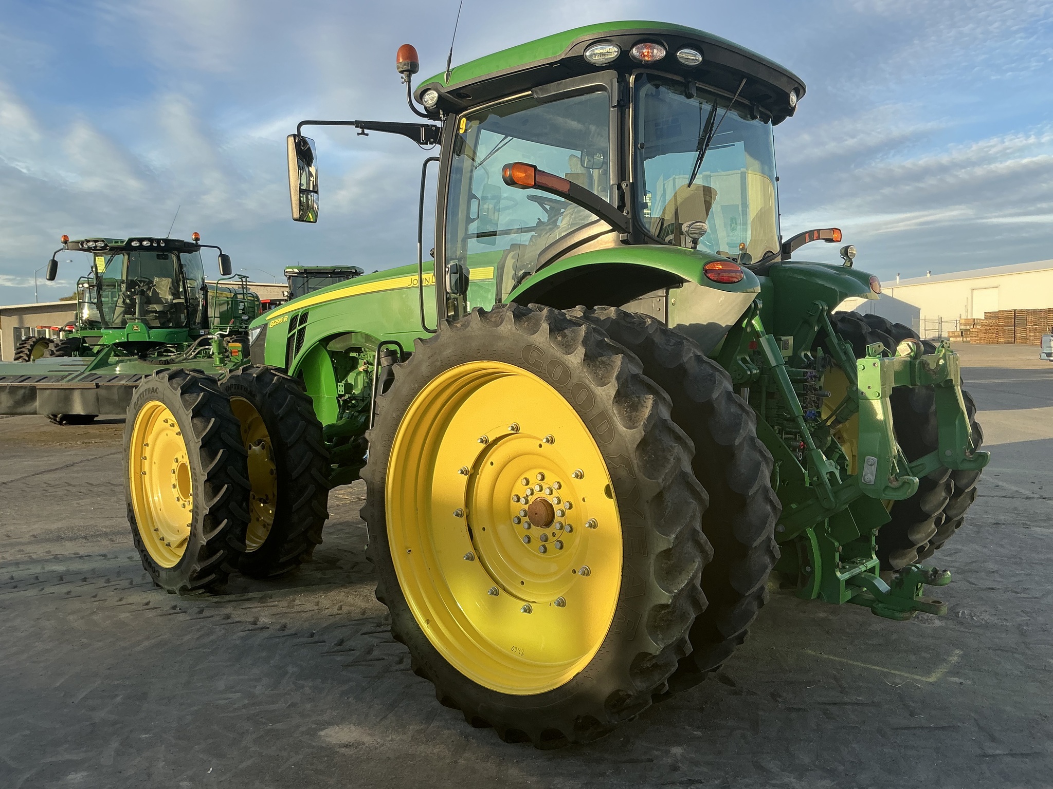 2018 John Deere 8295R Image 3