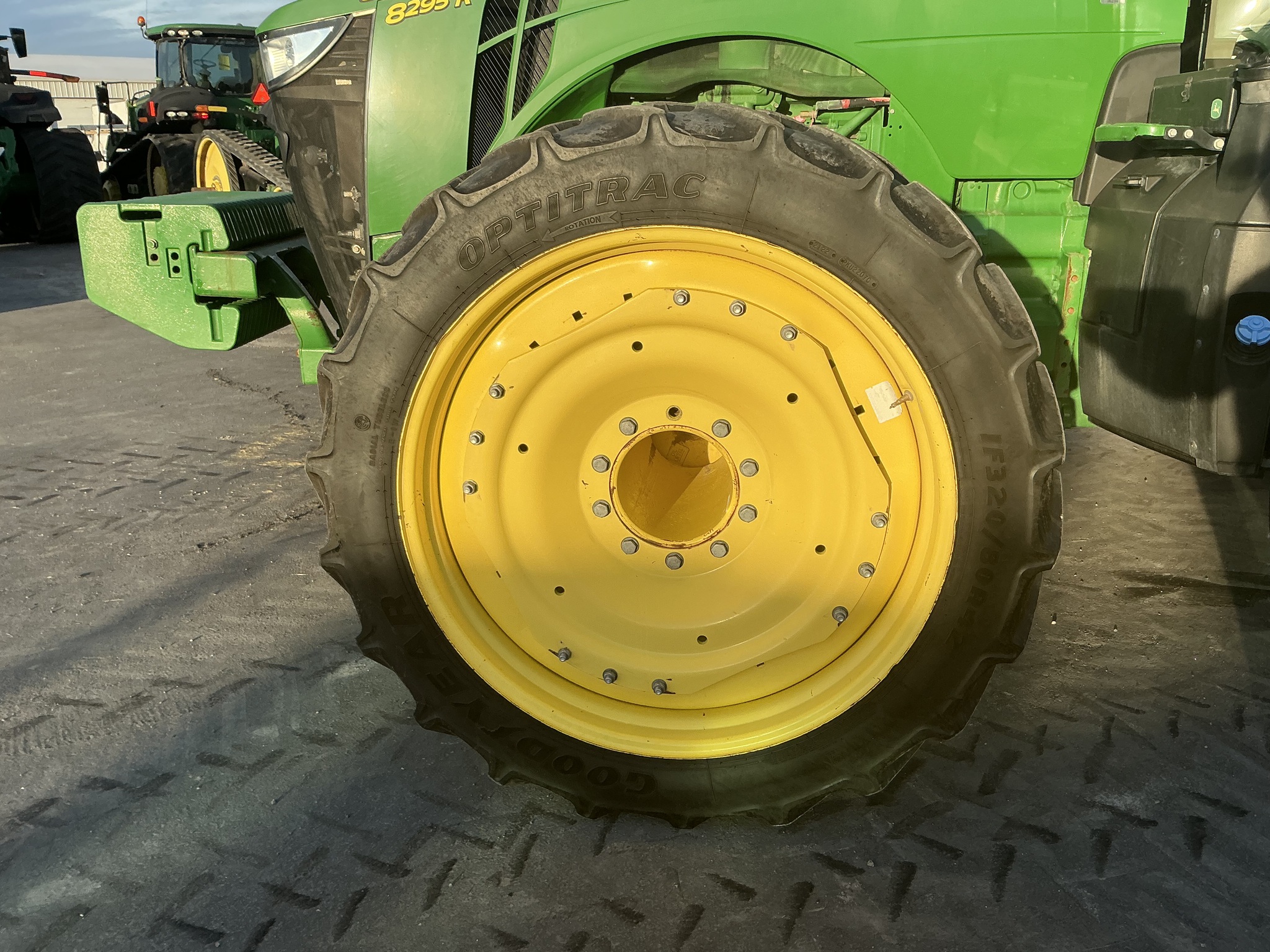 2018 John Deere 8295R Image 16