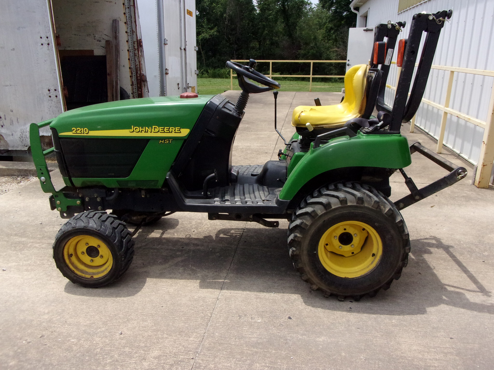 2004 John Deere 2210 Image 1