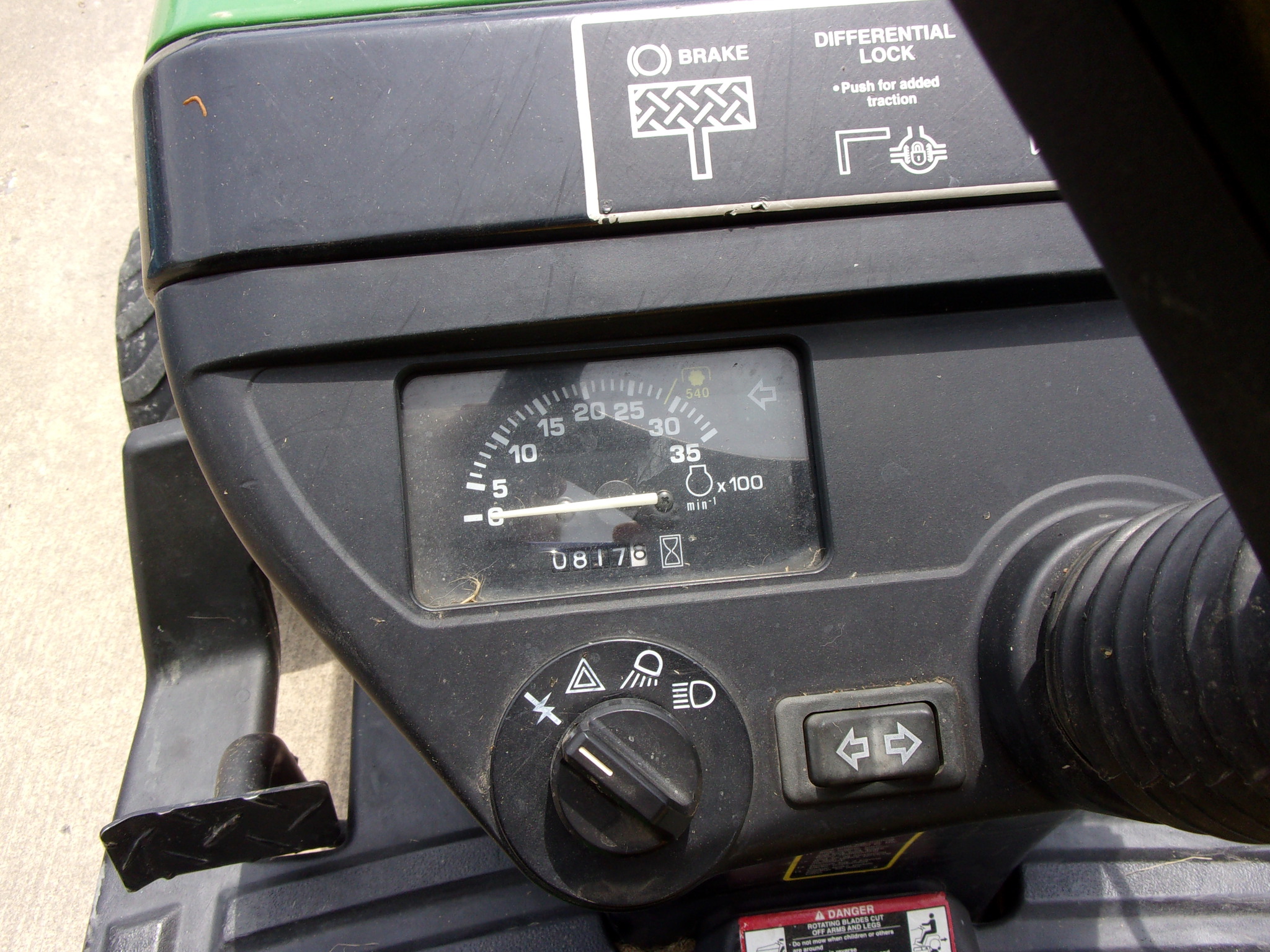 2004 John Deere 2210 Image 6