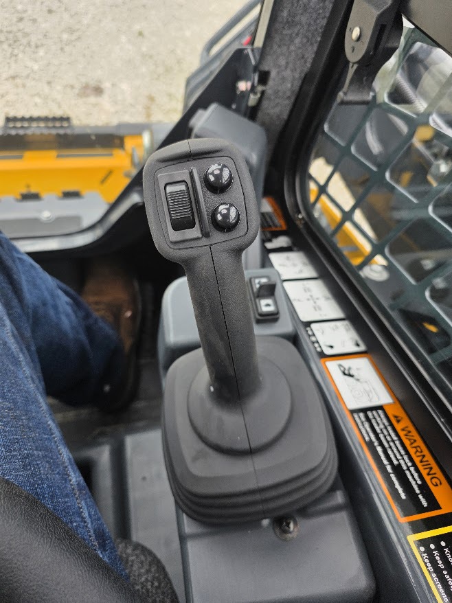 2024 John Deere 325G Image 7