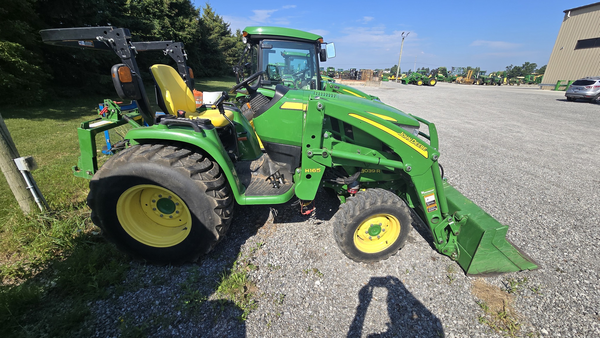 2014 John Deere 3039R Image 3