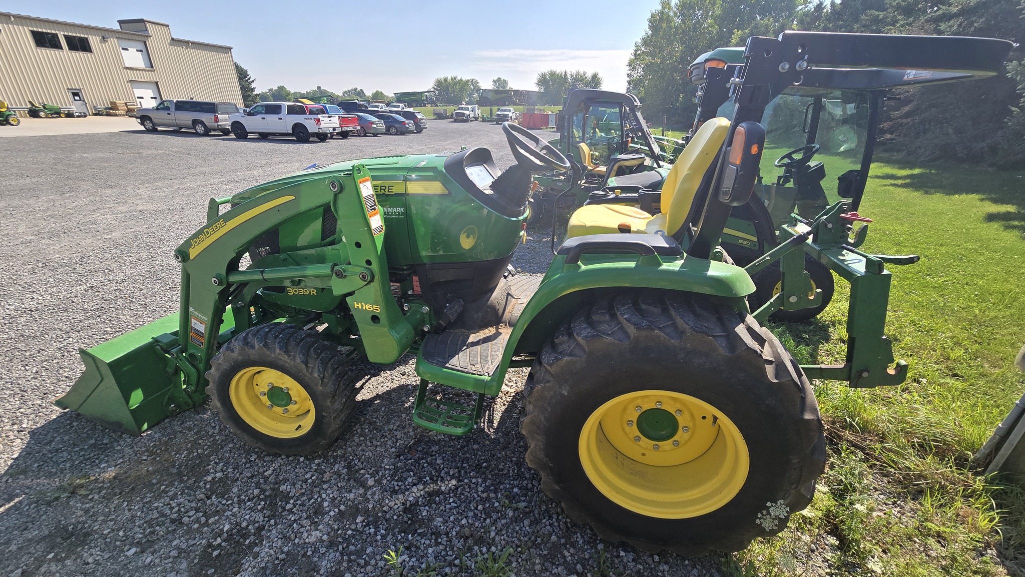 2014 John Deere 3039R Image 7