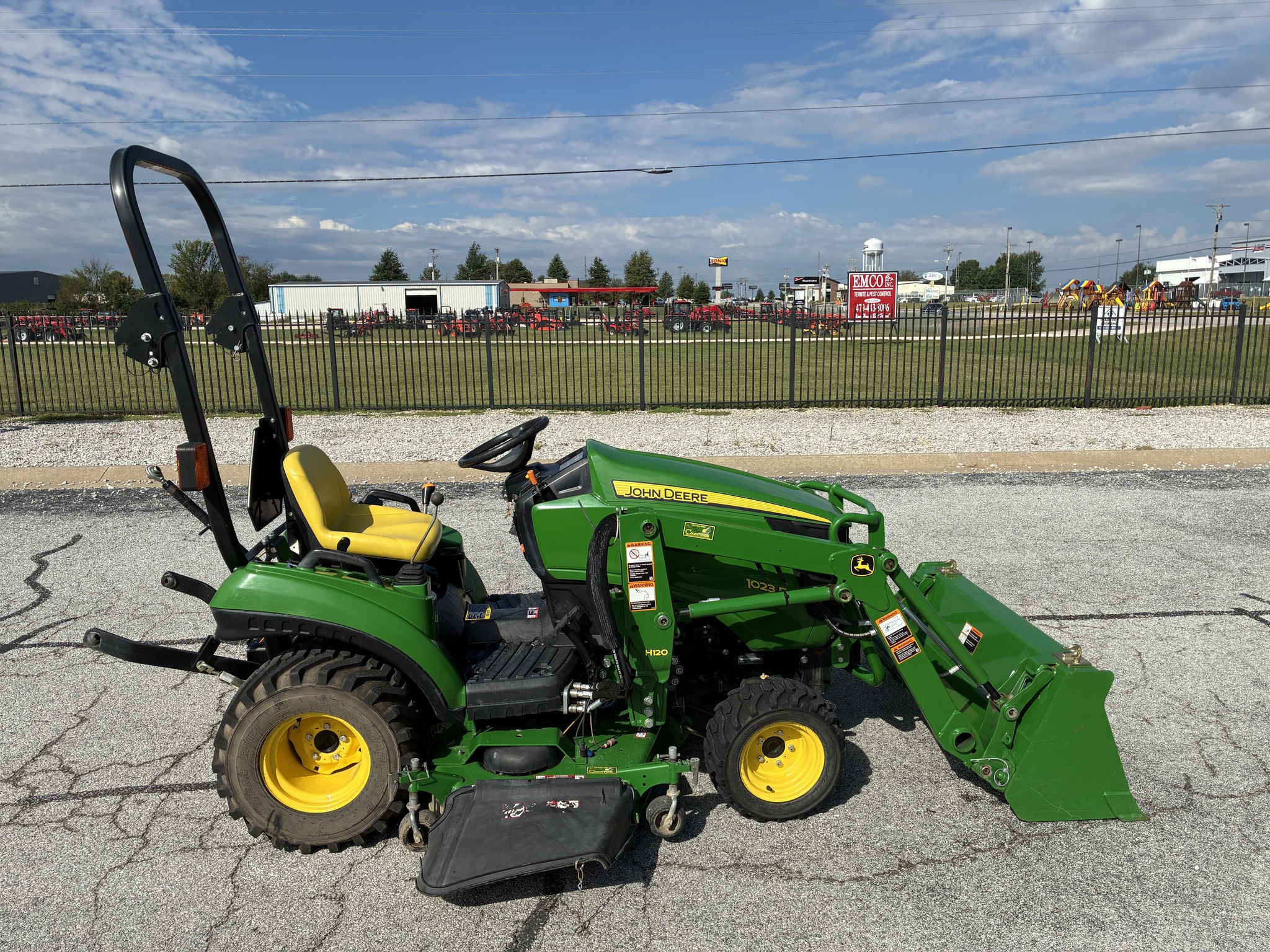 2012 John Deere 1023E Image 5
