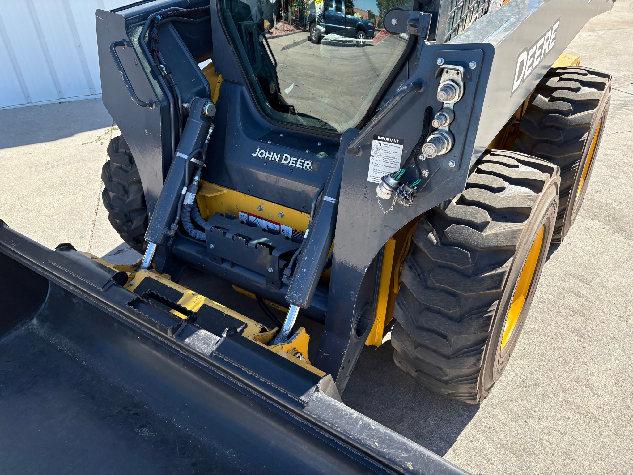 2022 John Deere 324G Image 8