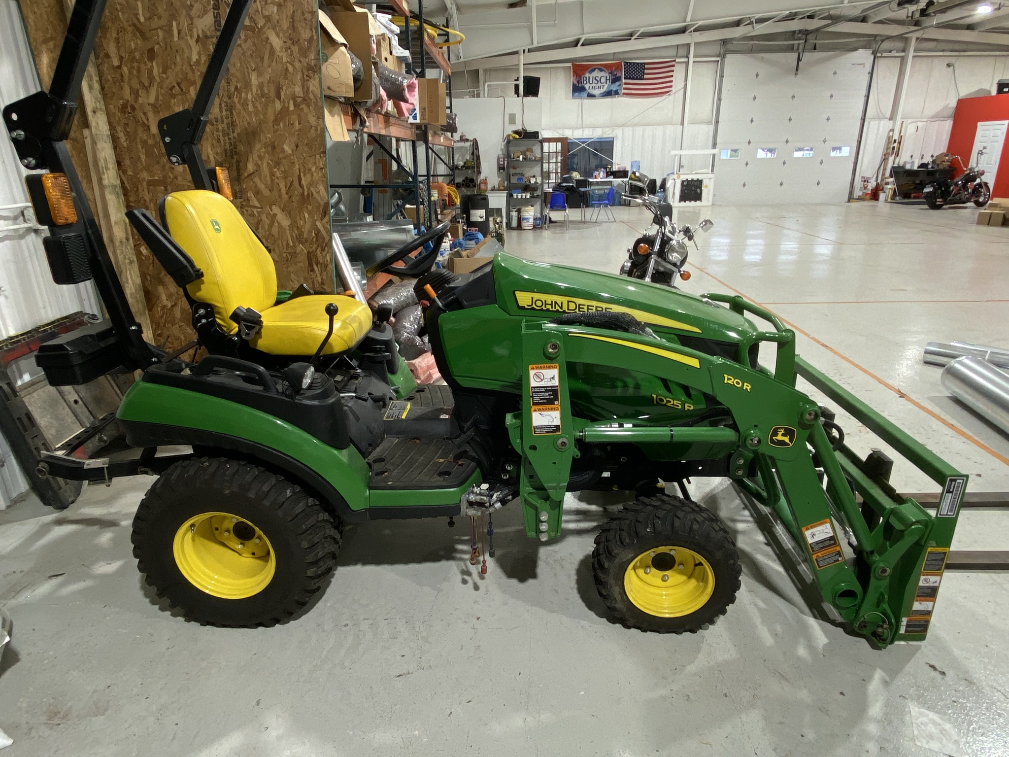 2021 John Deere 1025R Image 4