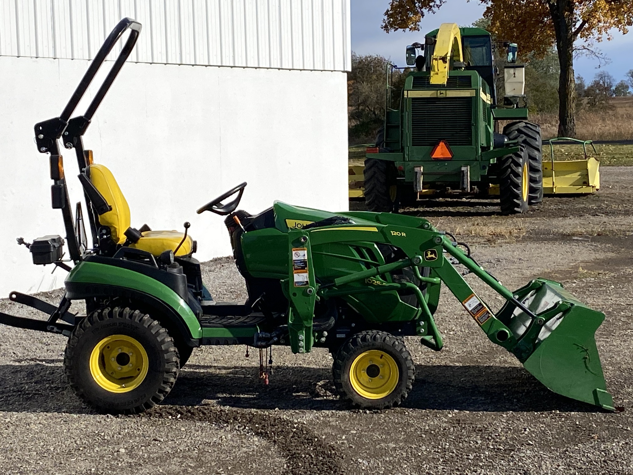 2021 John Deere 1025R Image 2