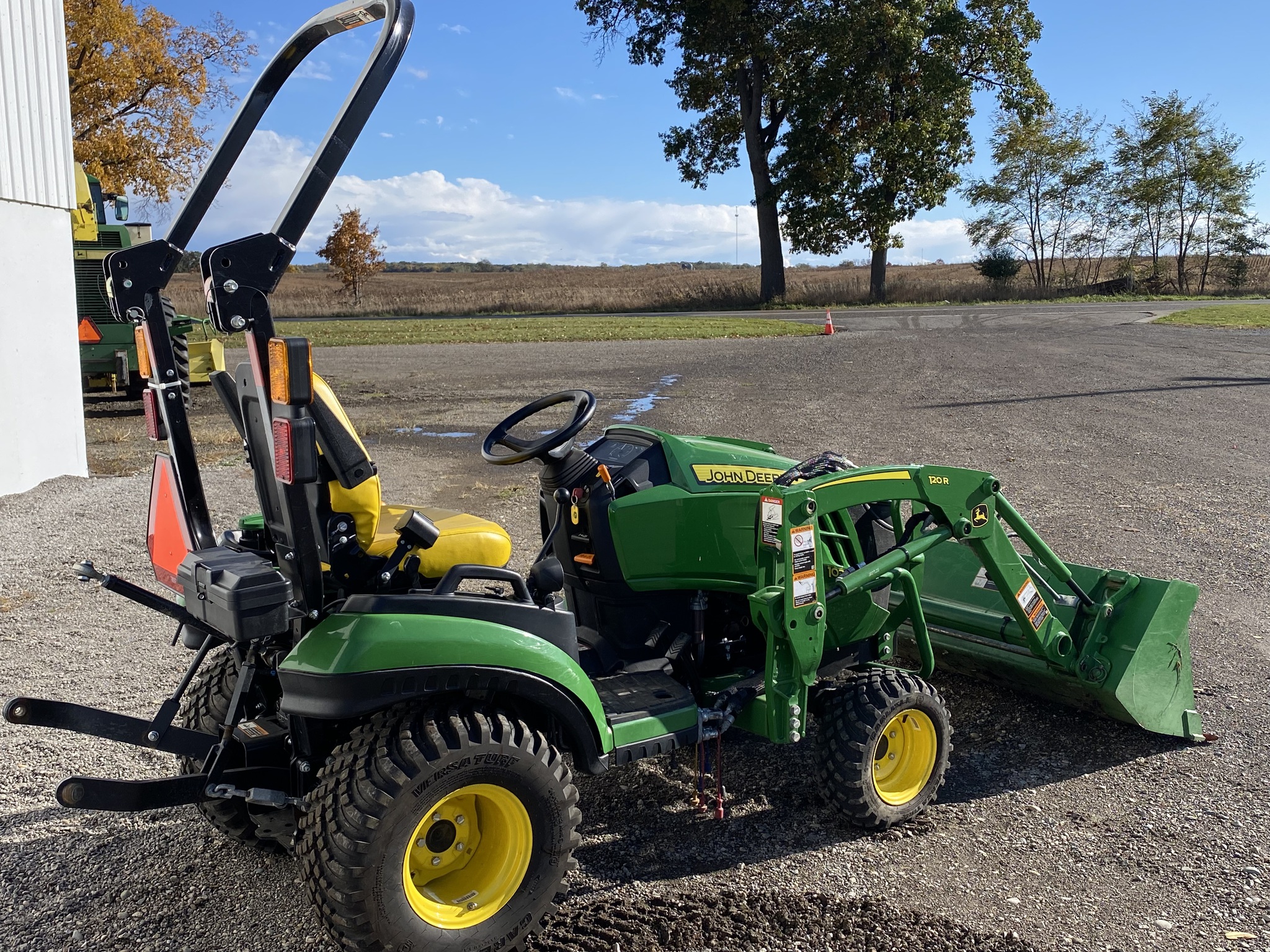 2021 John Deere 1025R Image 3