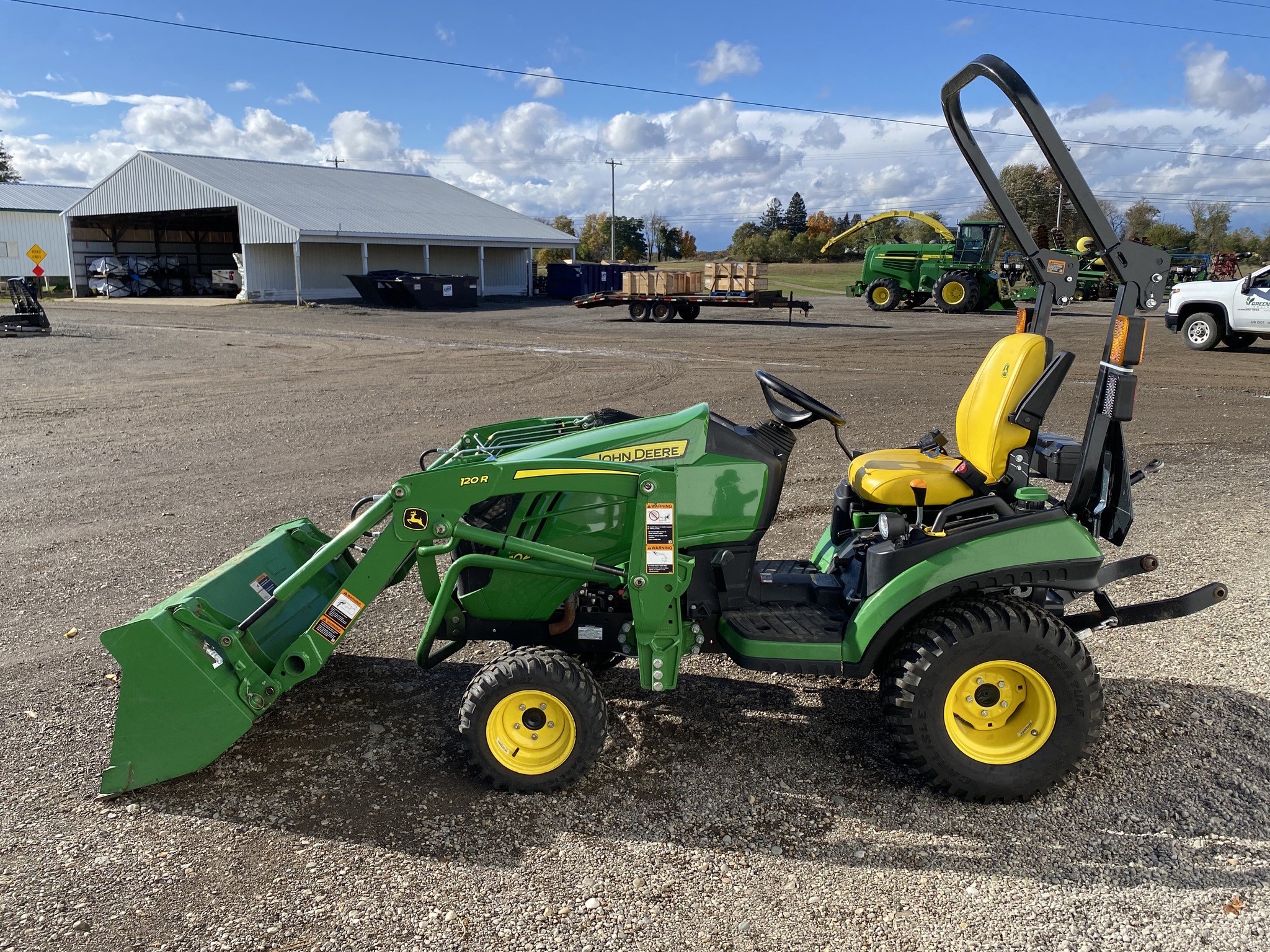 2021 John Deere 1025R Image 6