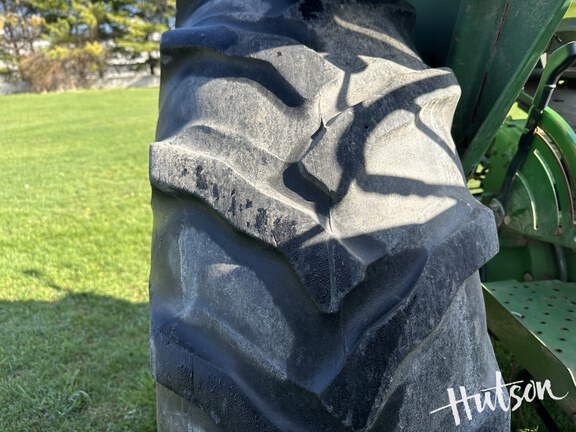 Photo of 1986 John Deere 2350