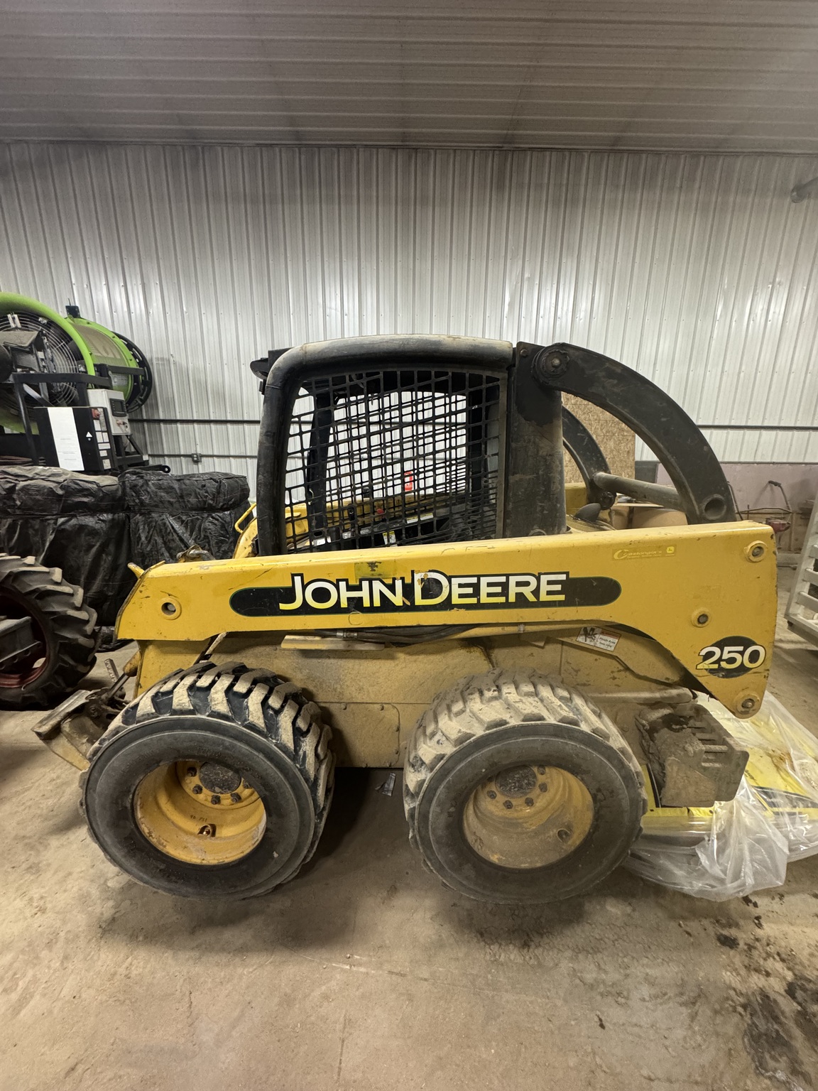 2002 John Deere 250 Image 2