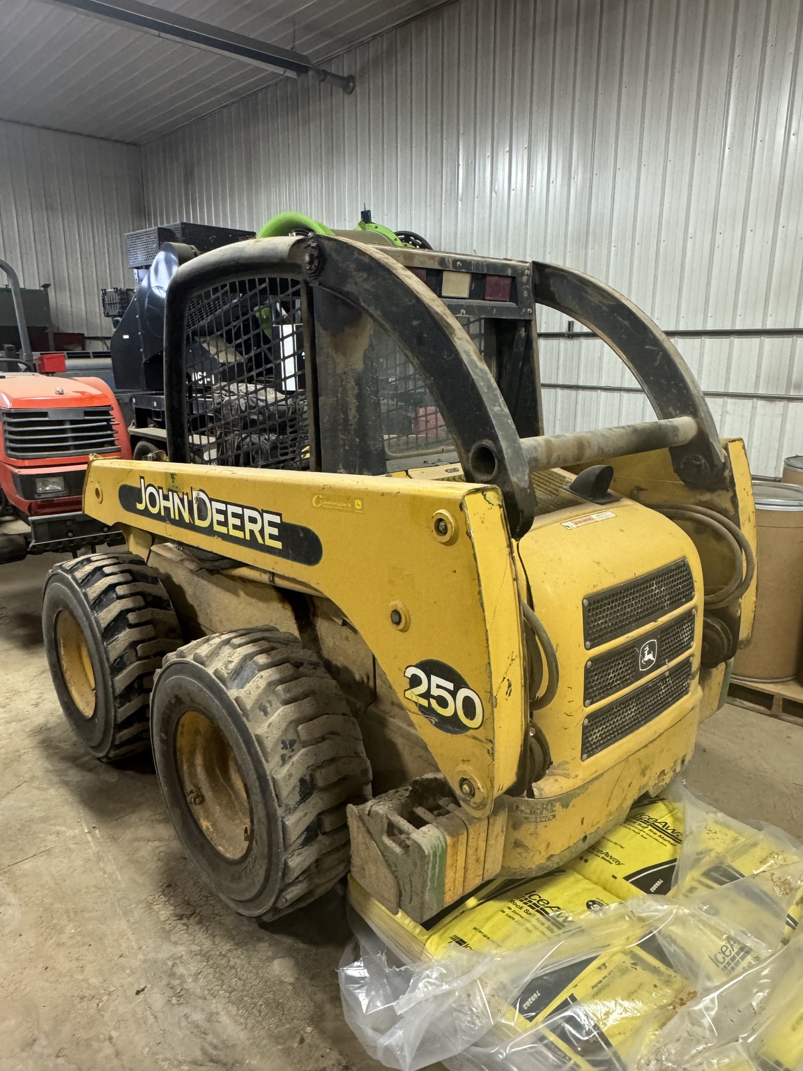 2002 John Deere 250 Image 3