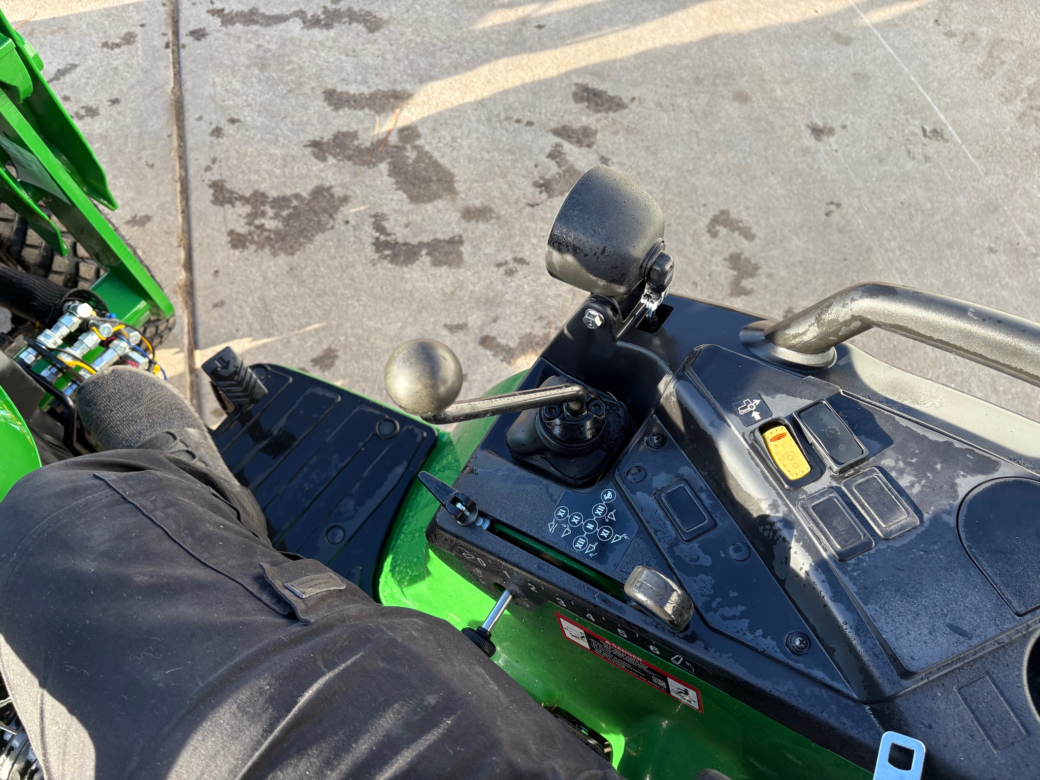 2022 John Deere 2032R Image 15