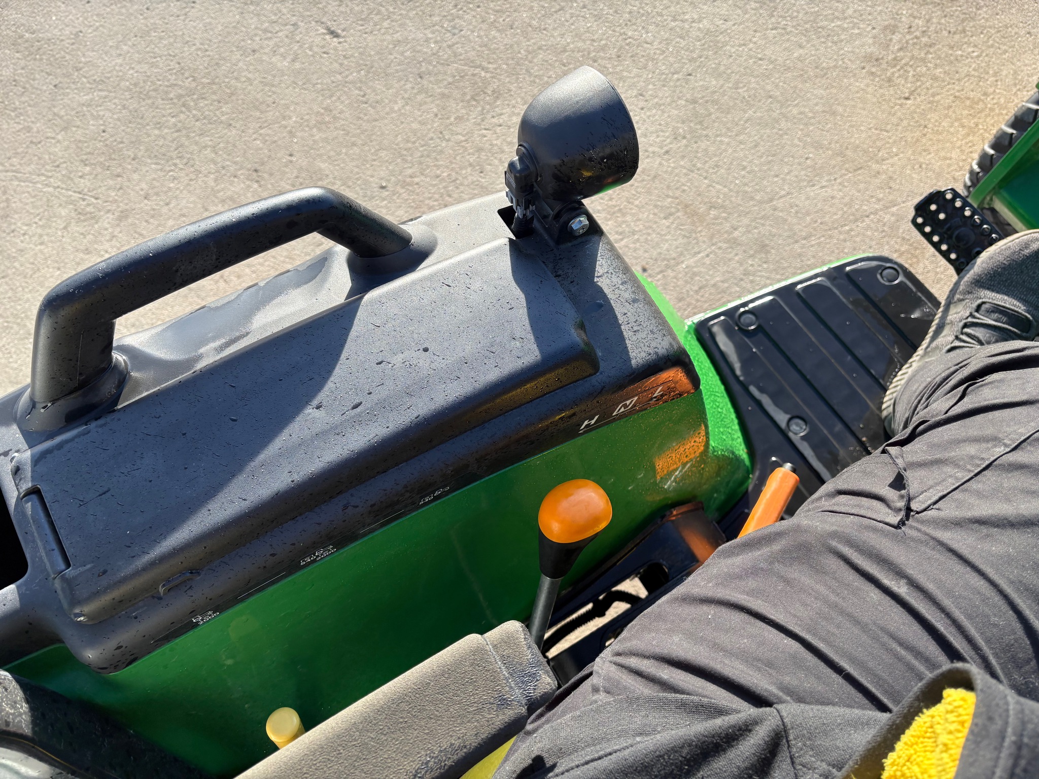 2022 John Deere 2032R Image 13