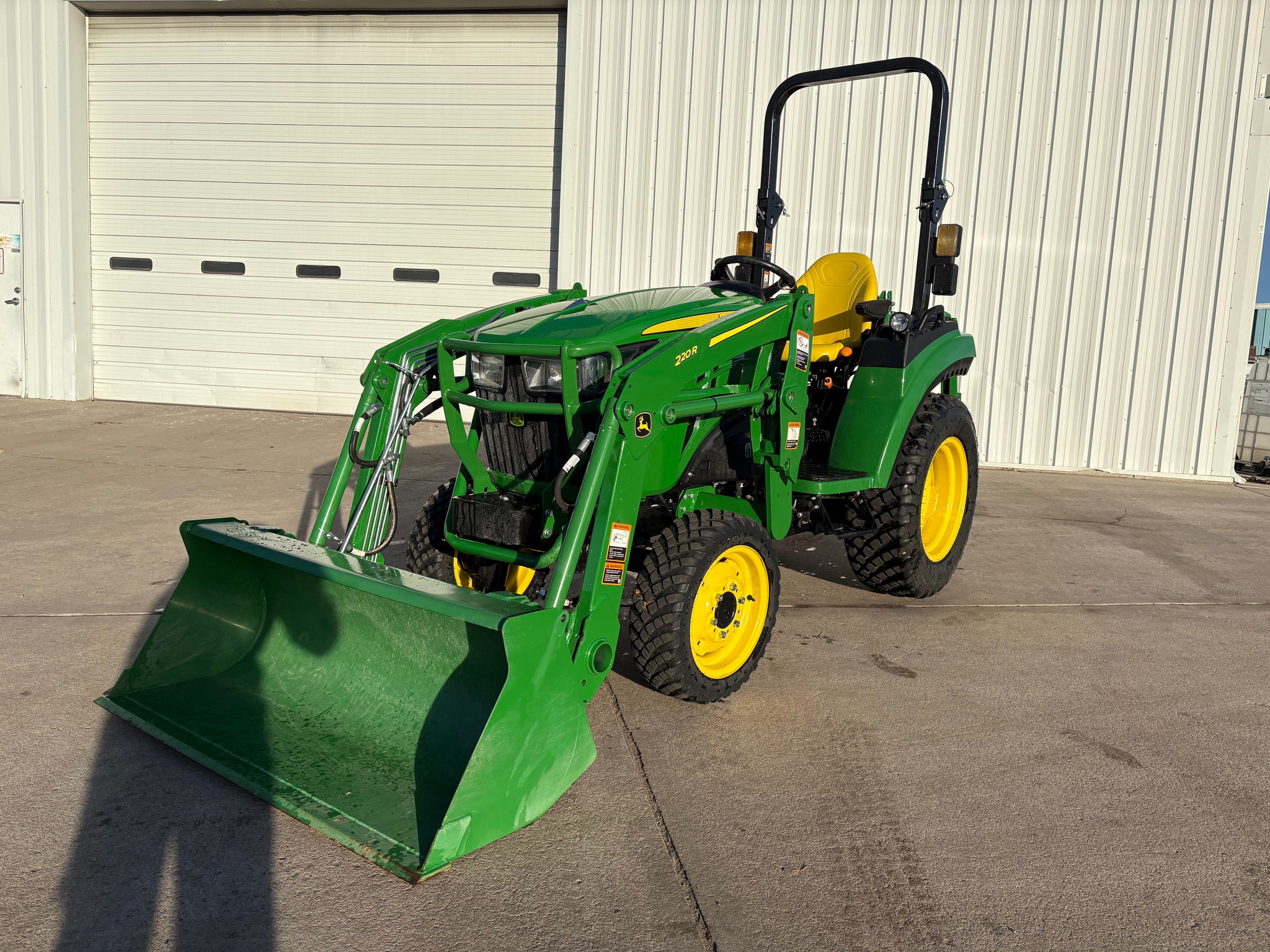 2022 John Deere 2032R Image 1