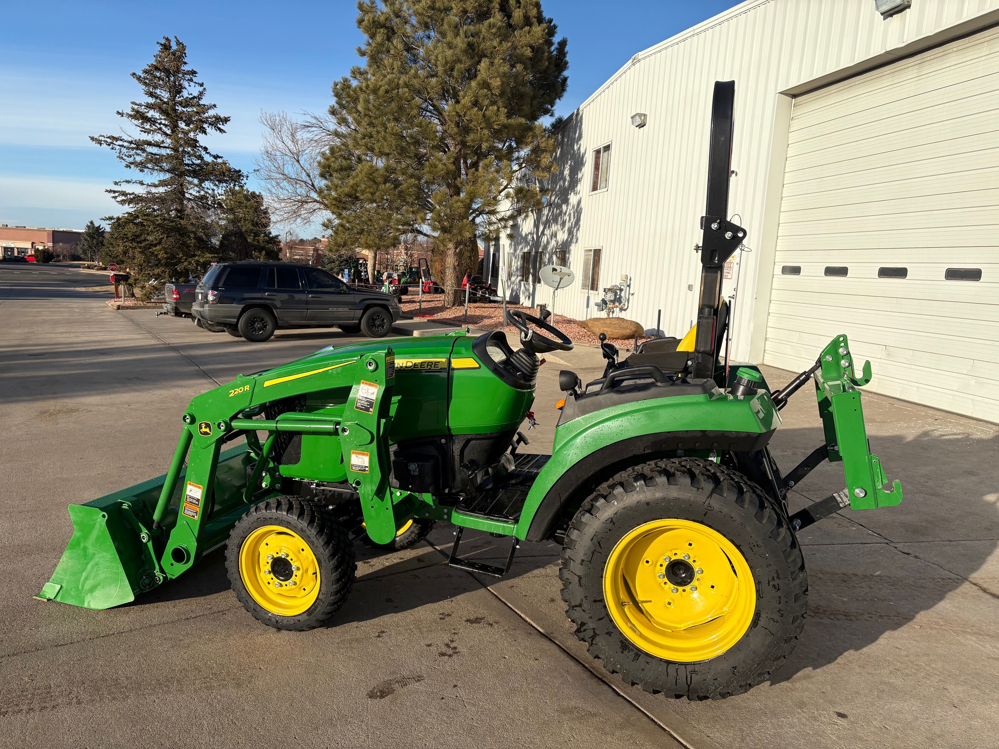 2022 John Deere 2032R Image 2