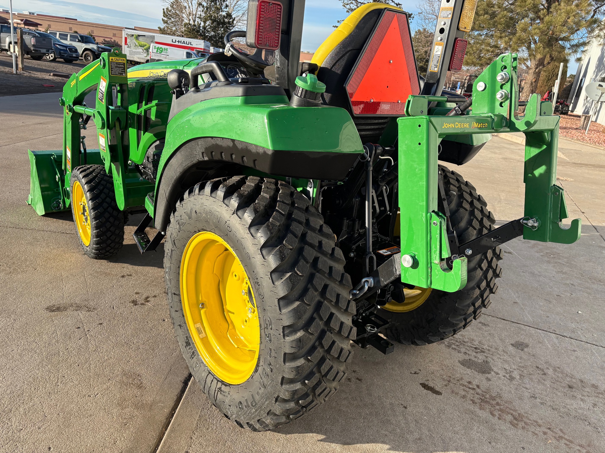 2022 John Deere 2032R Image 8