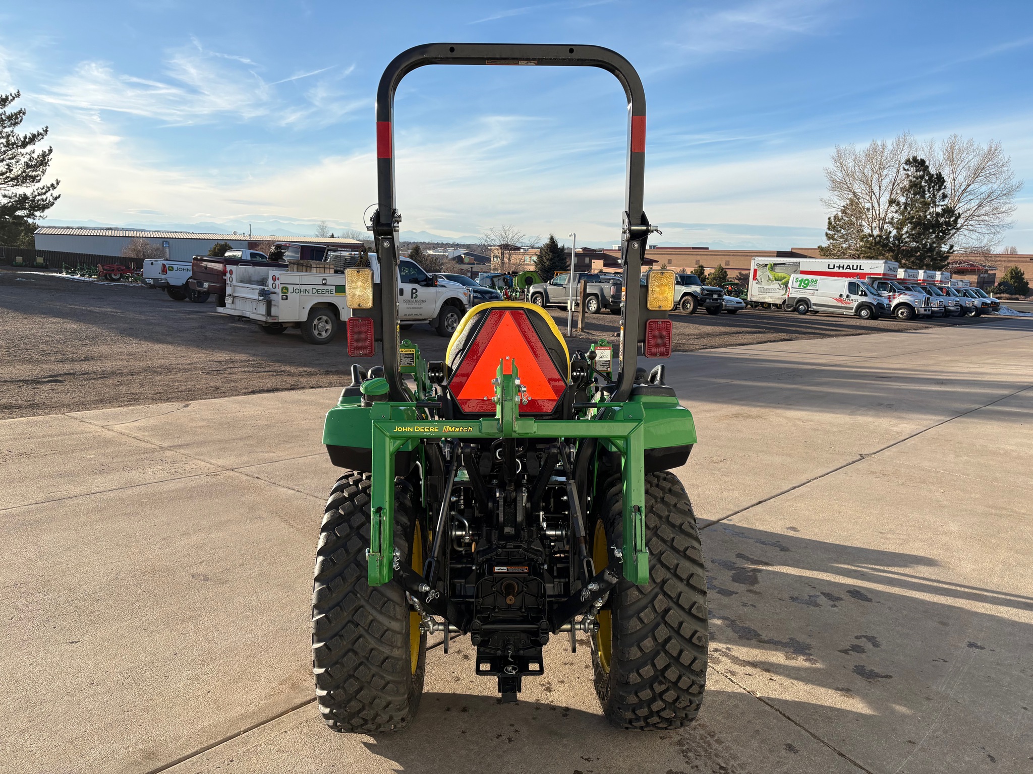 2022 John Deere 2032R Image 3