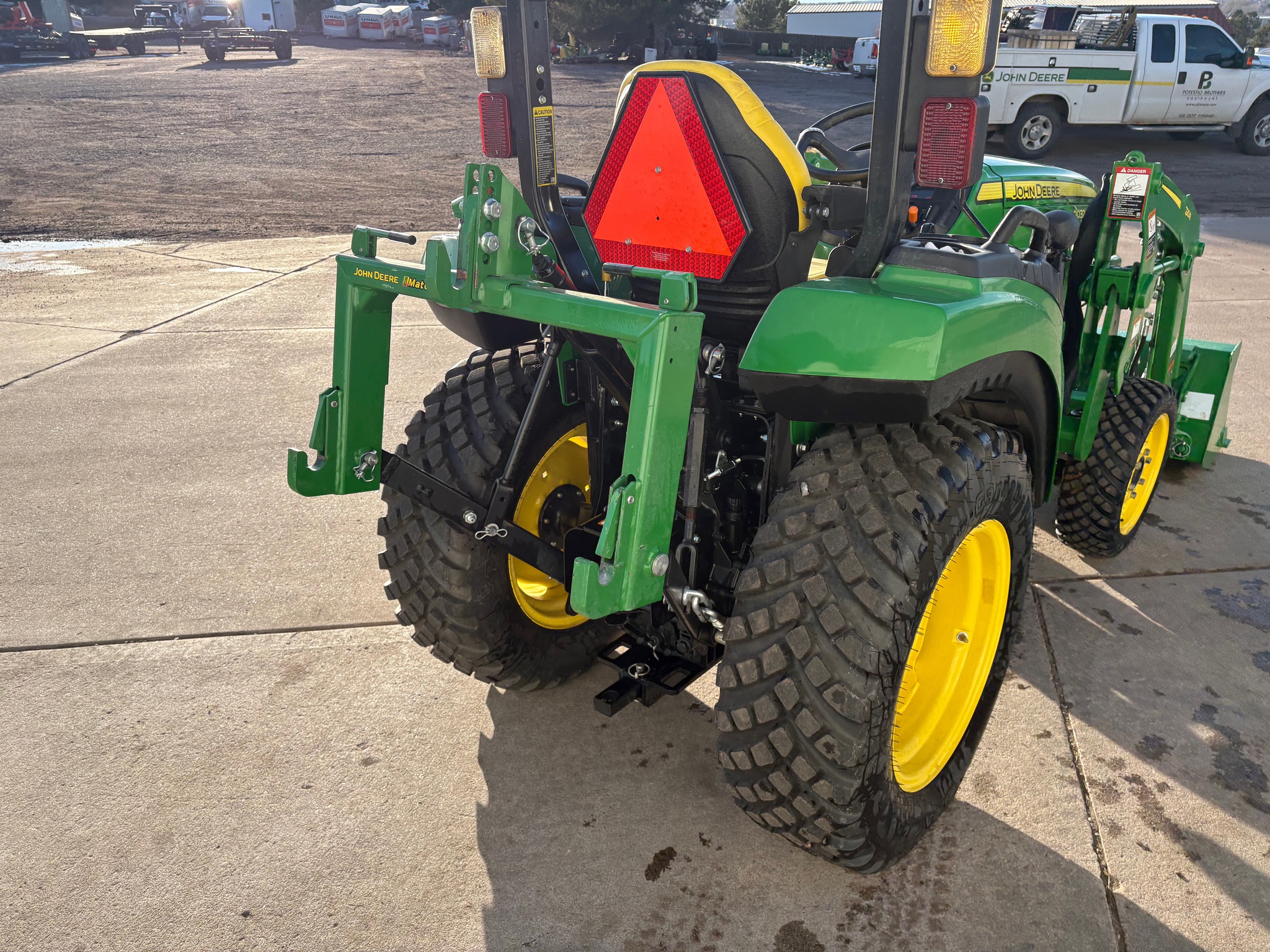 2022 John Deere 2032R Image 9