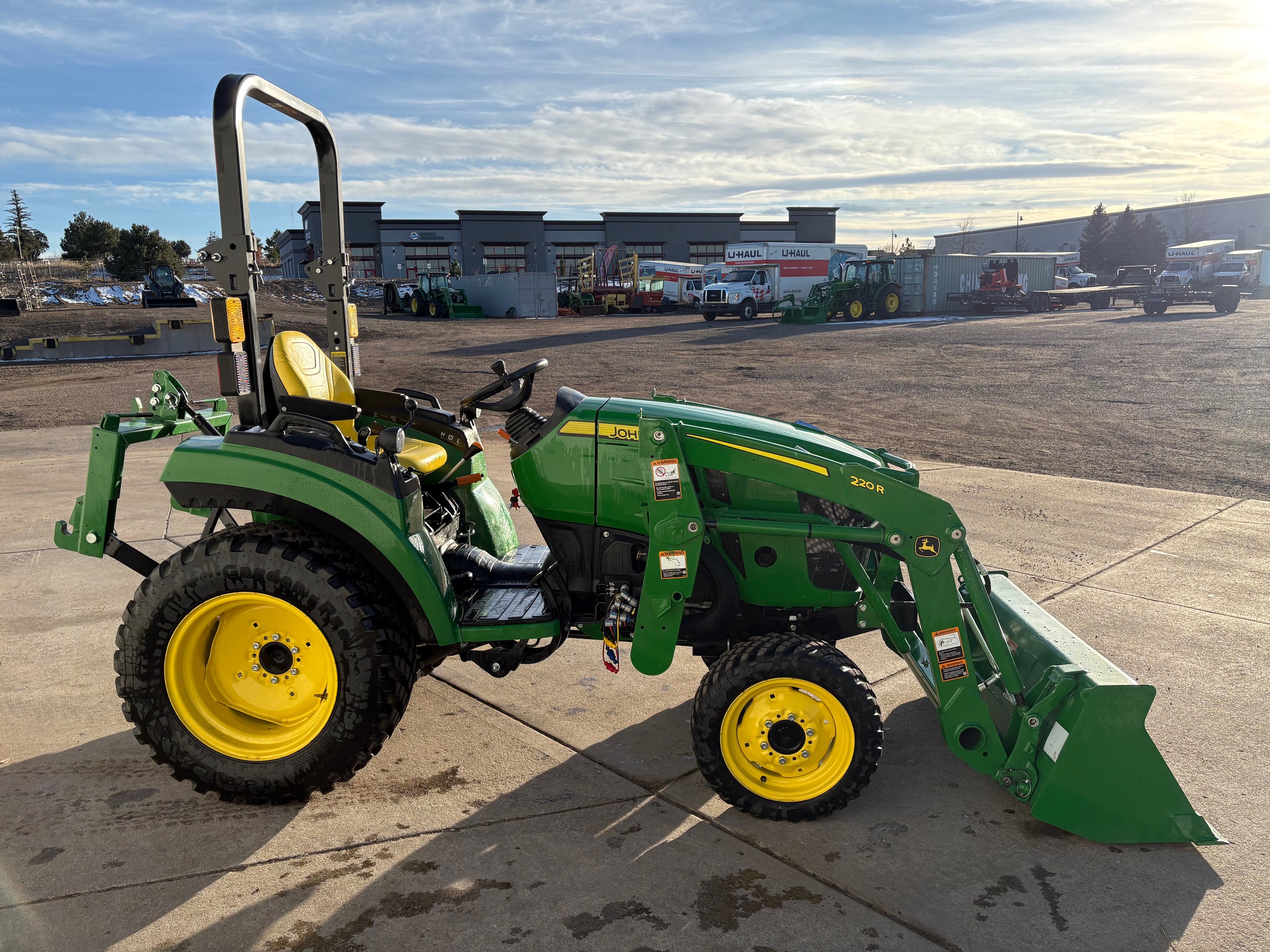 2022 John Deere 2032R Image 6