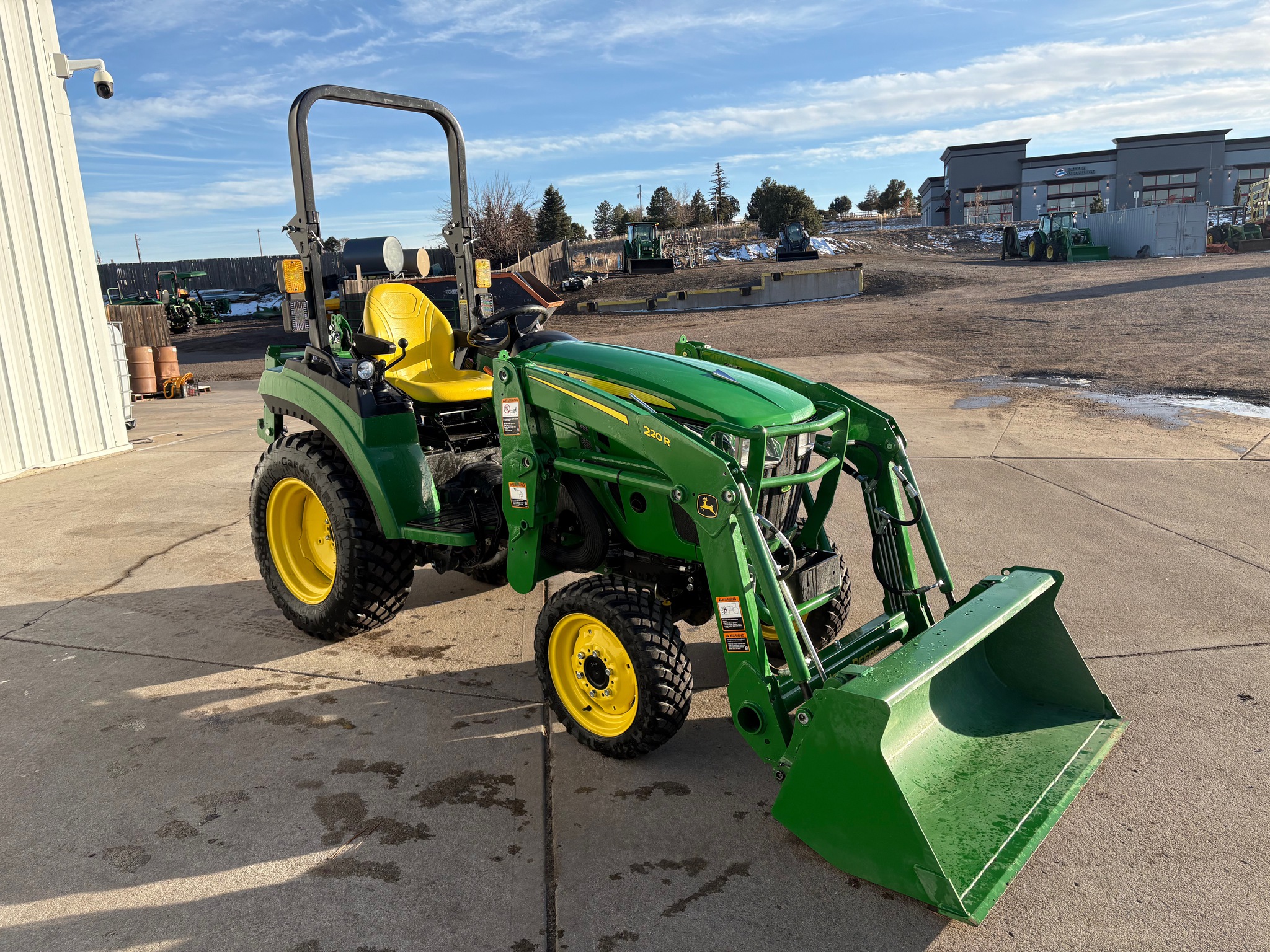 2022 John Deere 2032R Image 5
