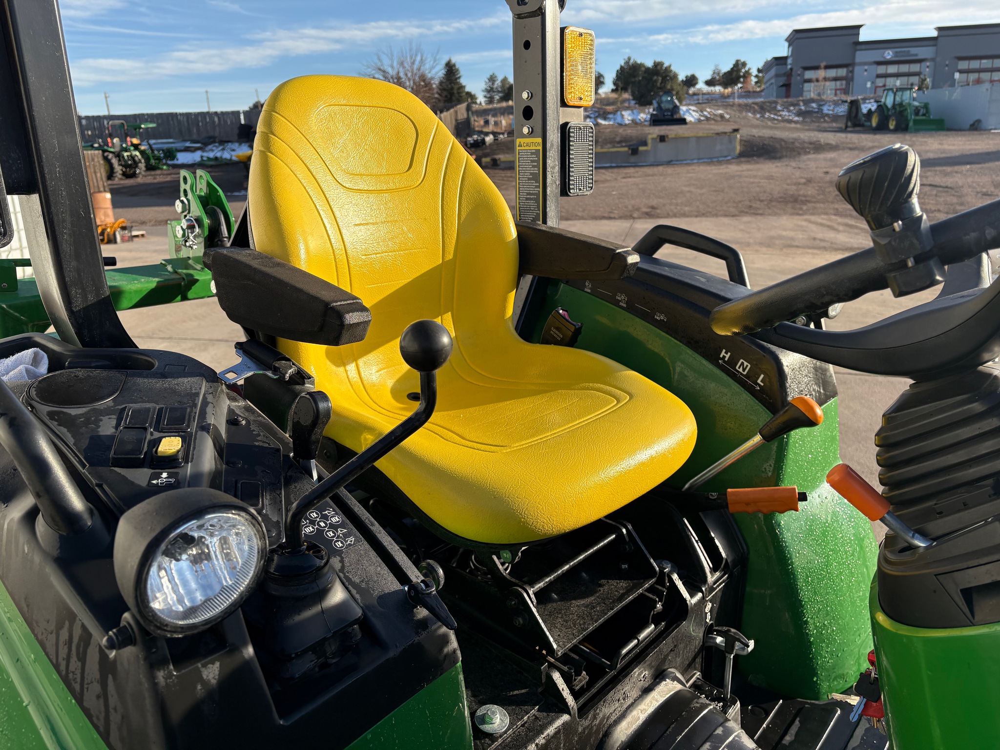 2022 John Deere 2032R Image 12